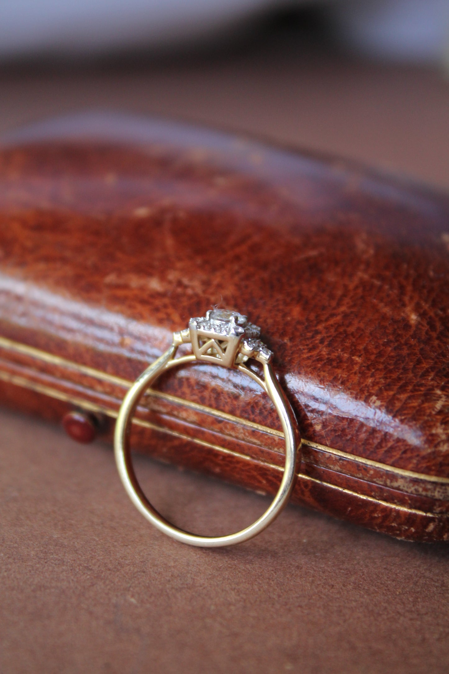 Anillo estilo antiguo, metal oro amarillo y diamantes sintéticos