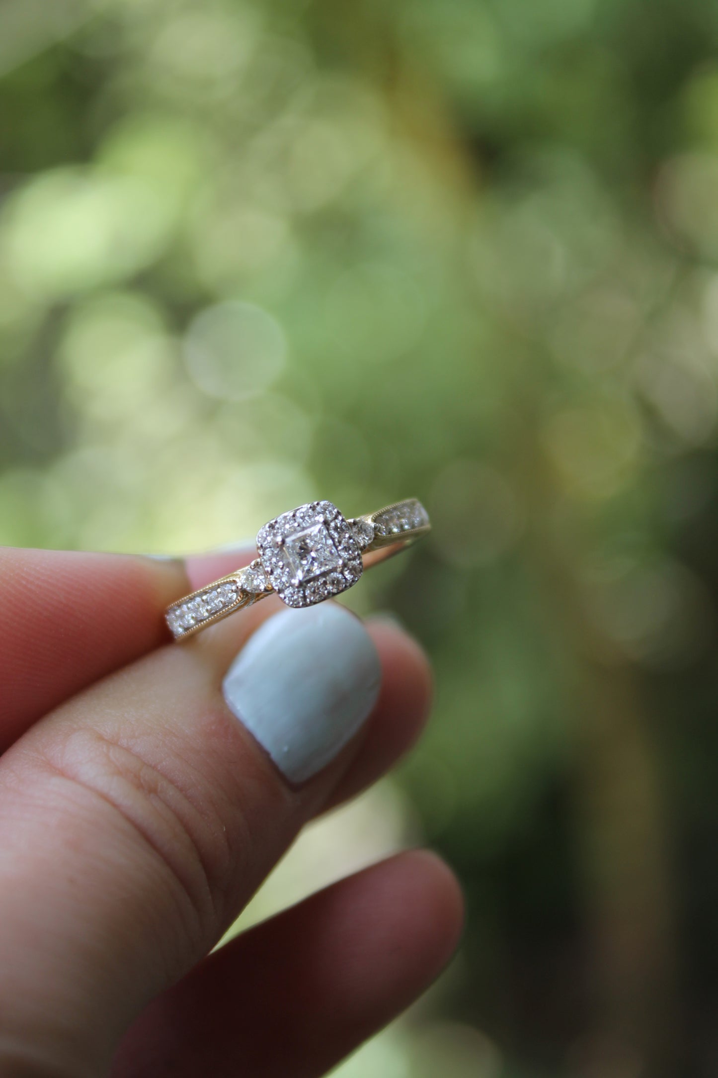 Anillo estilo antiguo, metal oro amarillo y diamantes de laboratorio