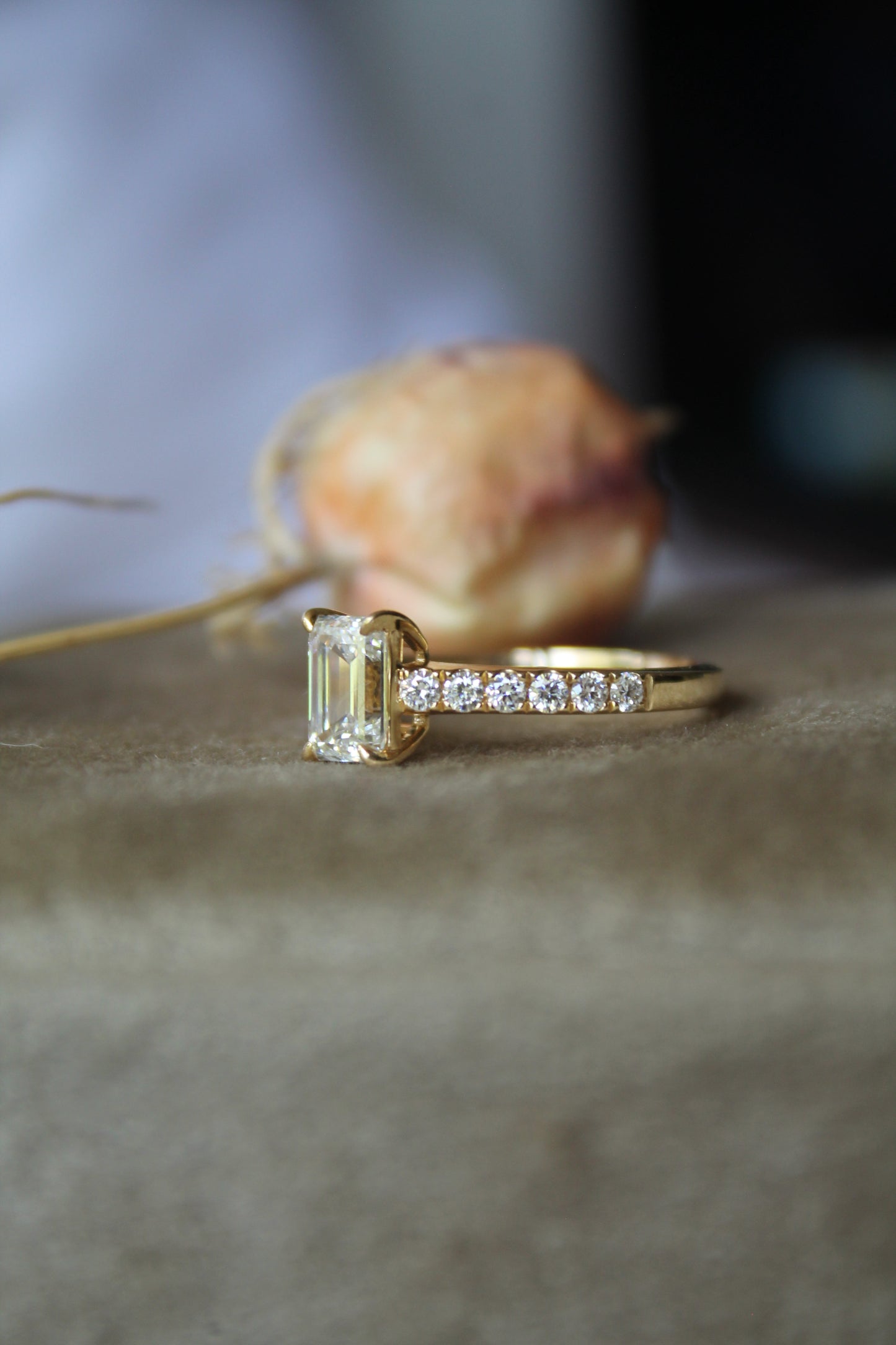 Anillo oro amarillo y diamantes de laboratorio