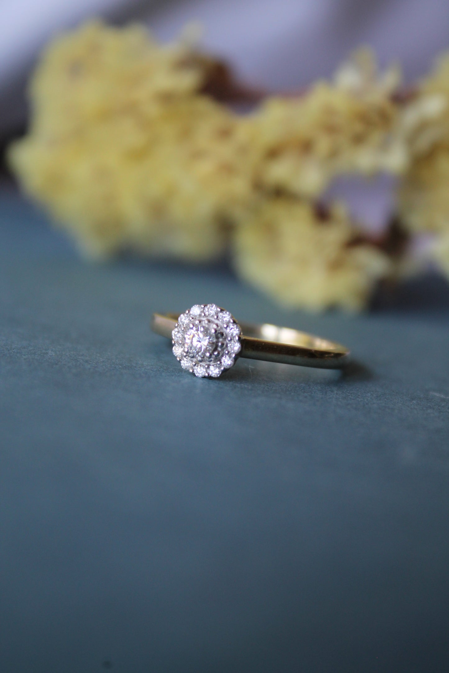 Anillo oro amarillo y brillantes sintéticos