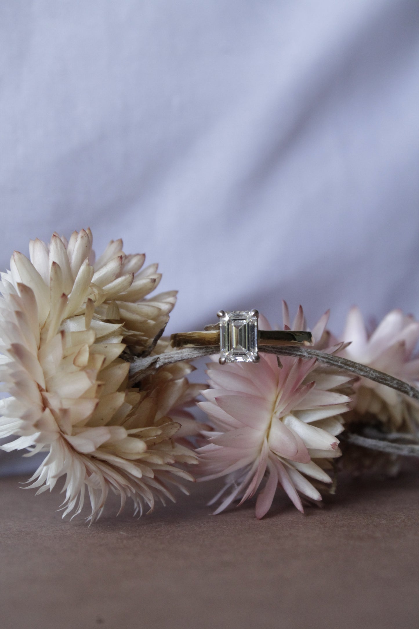 Anillo modelo solitario oro amarillo y diamante de laboratorio talla esmeralda