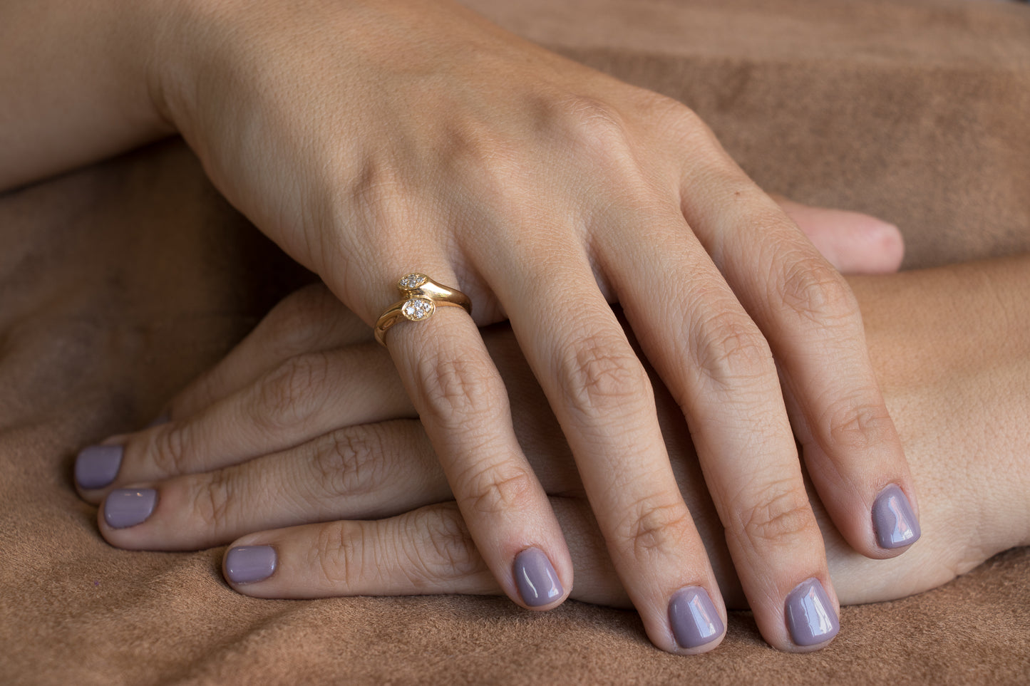 Anillo europeo, chevalier, oro amarillo y brillantes.