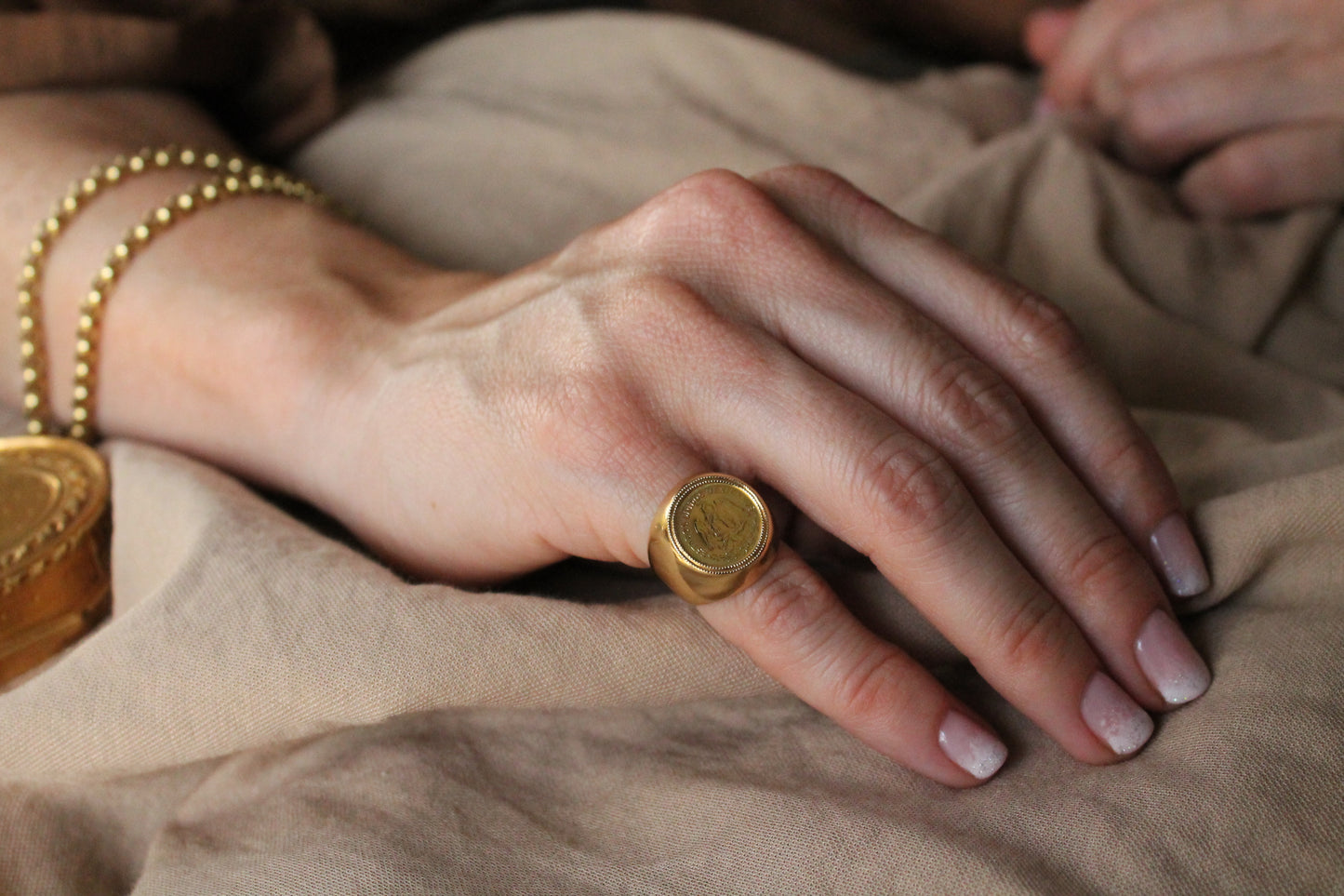 Anillo europeo, hecho a mano, modelo chevalier con oro amarillo de 18 y moneda Mexicana del 1945.