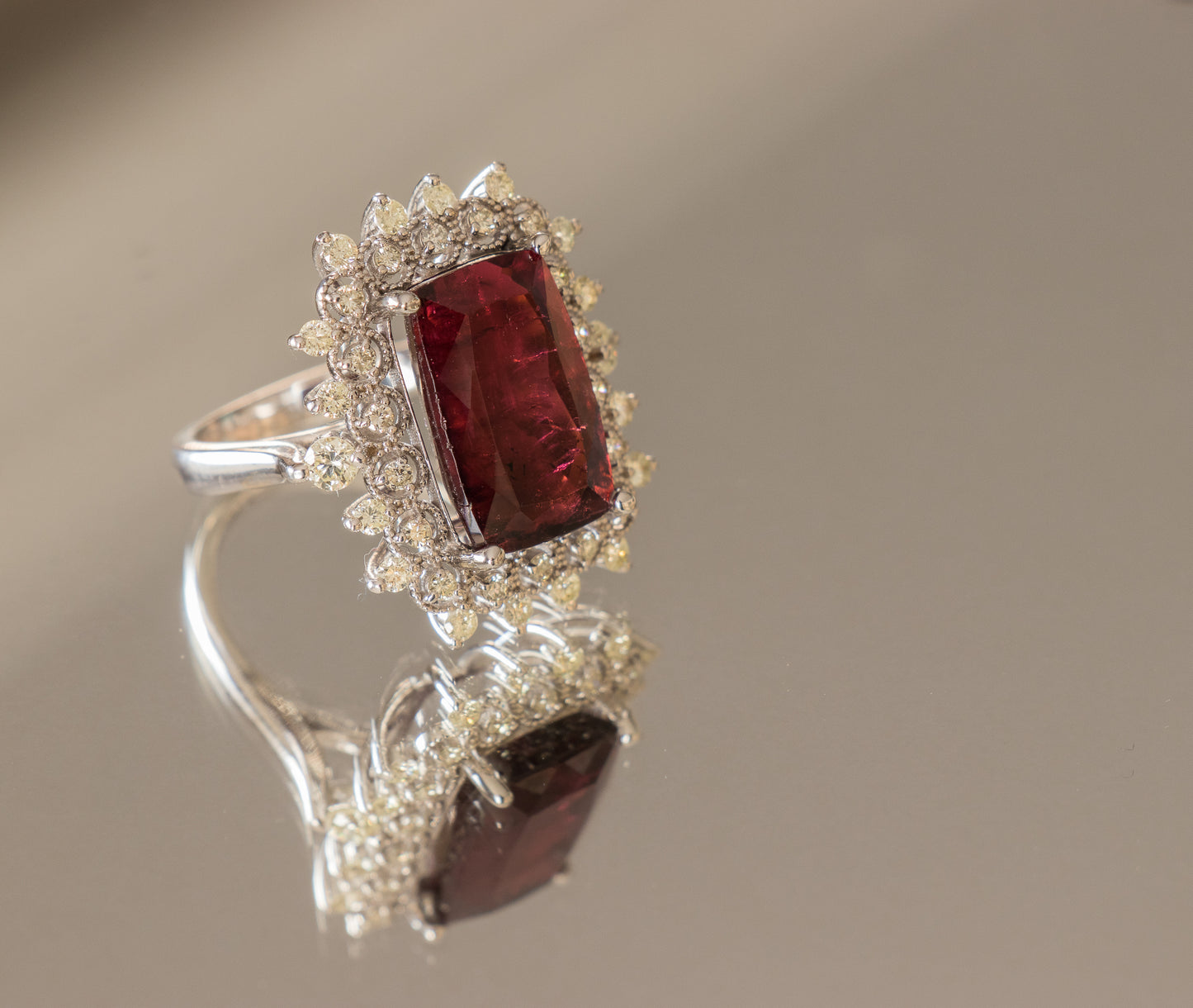 Anillo europeo hecho a mano, oro blanco italiano, turmalina rubelita y brillantes.