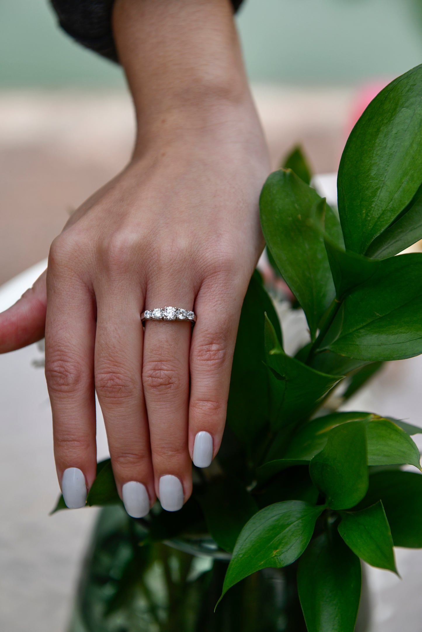 Anillo modelo quintillo, a pedido, hecho a mano, plata 925 con baño de rodio platino y zirconitas.