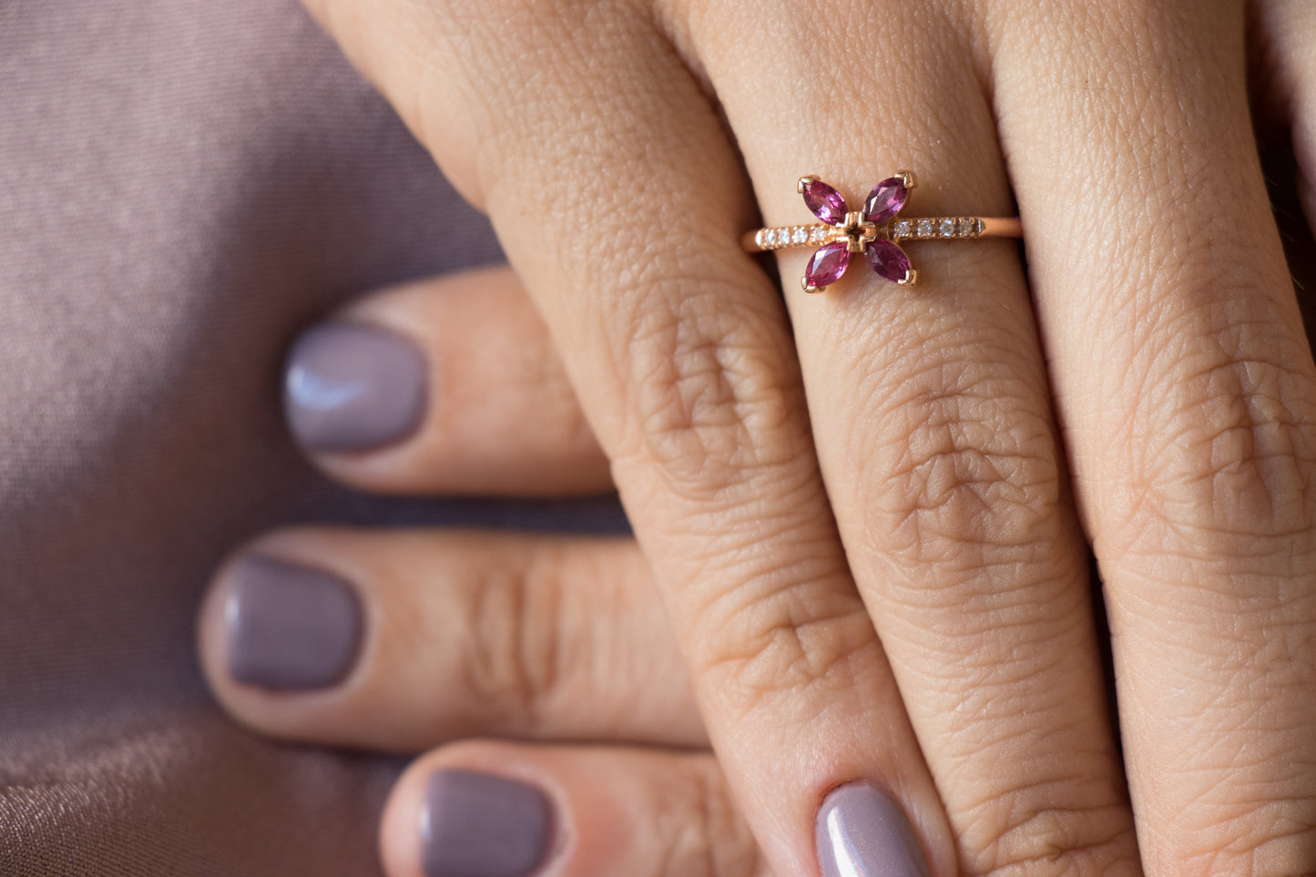 Anillo floral, oro rosa, brillantes y rubíes.