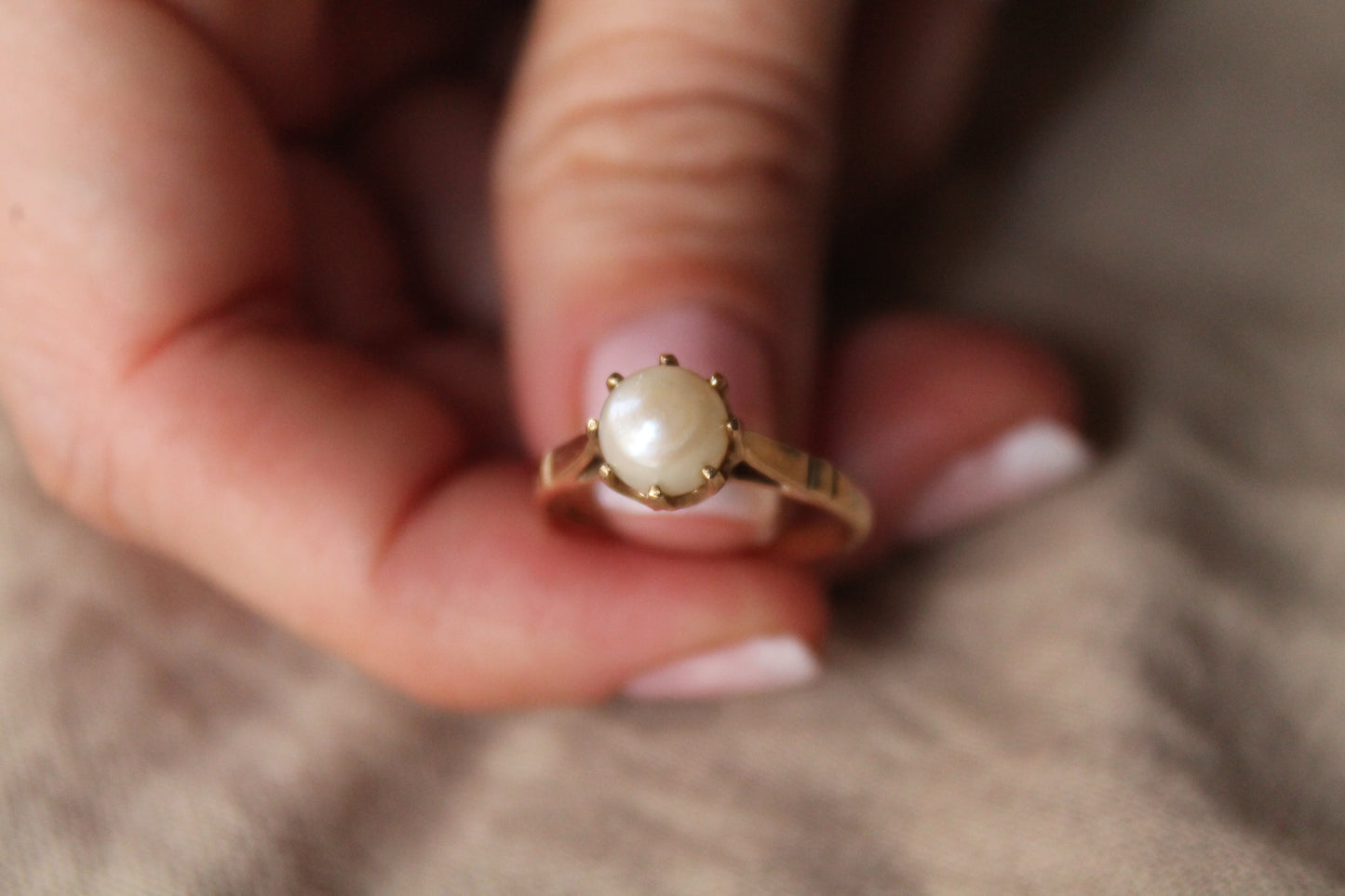 Anillo solitario europeo, oro amarillo y perla cultivada.
