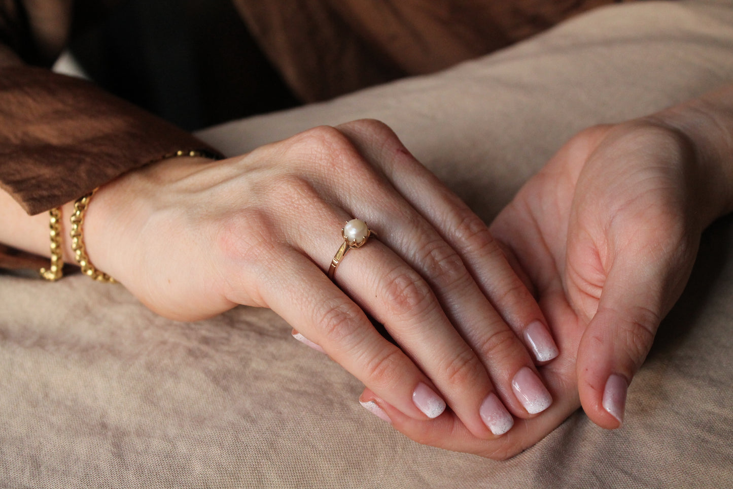 Anillo solitario europeo, oro amarillo y perla cultivada.