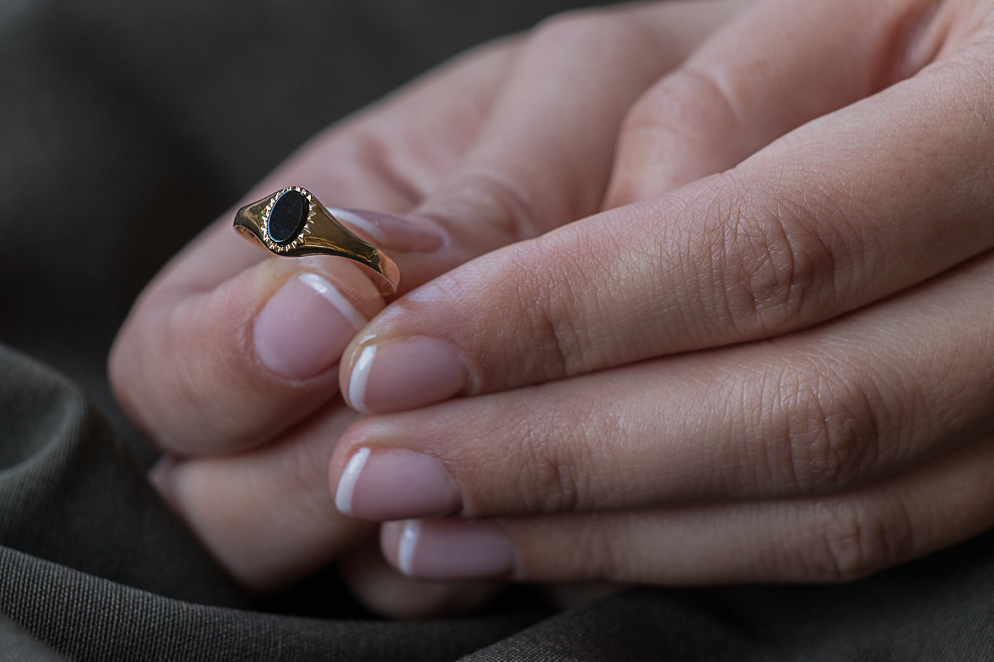 Anillo solitario europeo antique, oro amarillo de 9 ct y ónix.