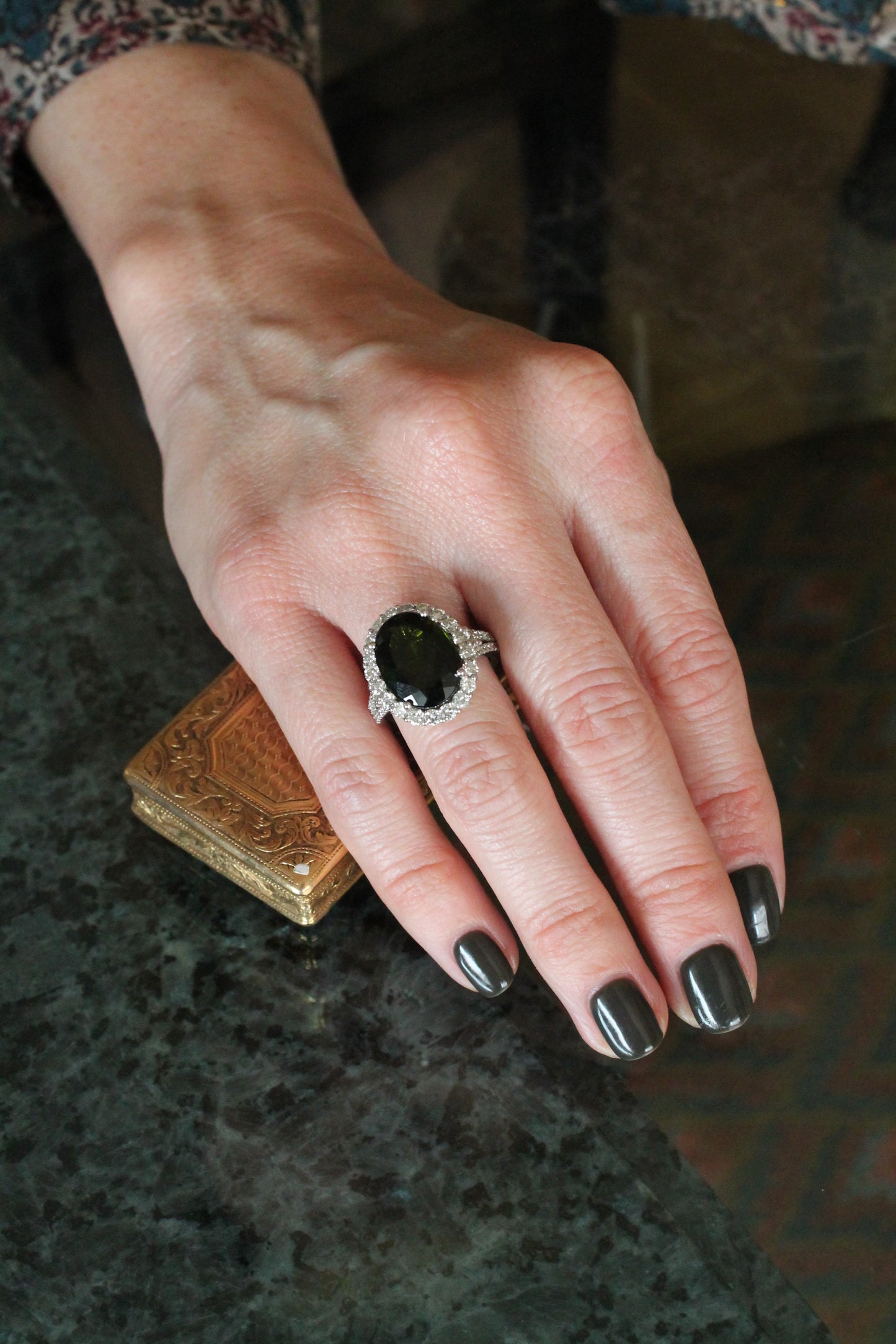 Anillo europeo, hecho a mano, oro blanco italiano, brillantes y Turmalina verdelita.