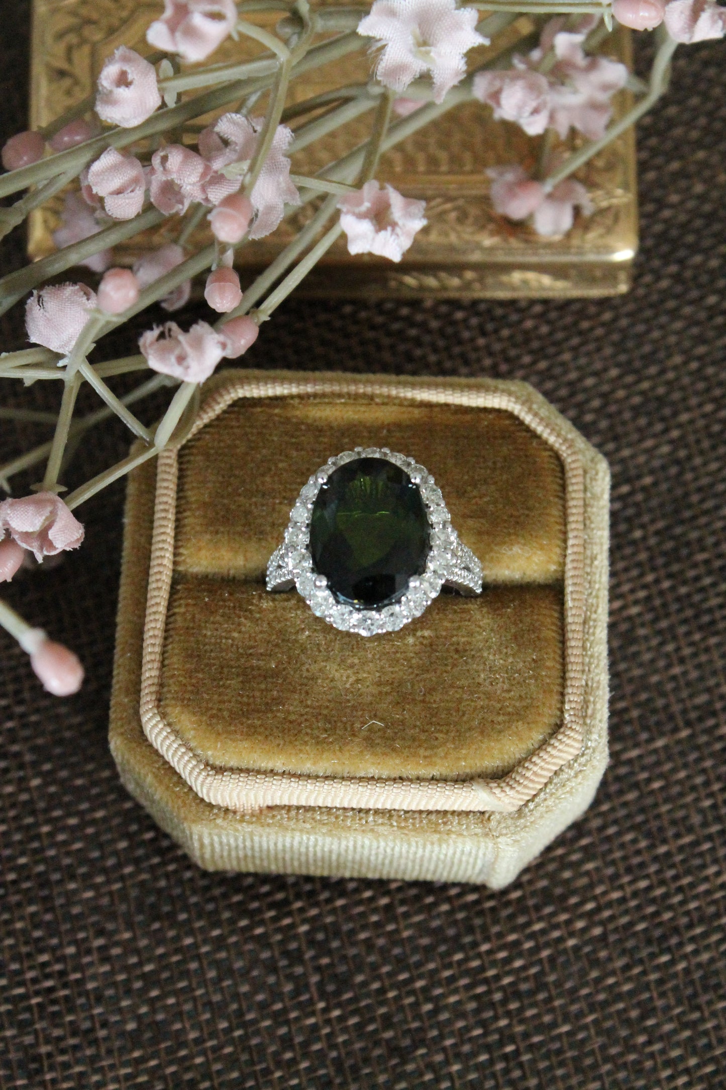 Anillo europeo, hecho a mano, oro blanco italiano, brillantes y Turmalina verdelita.