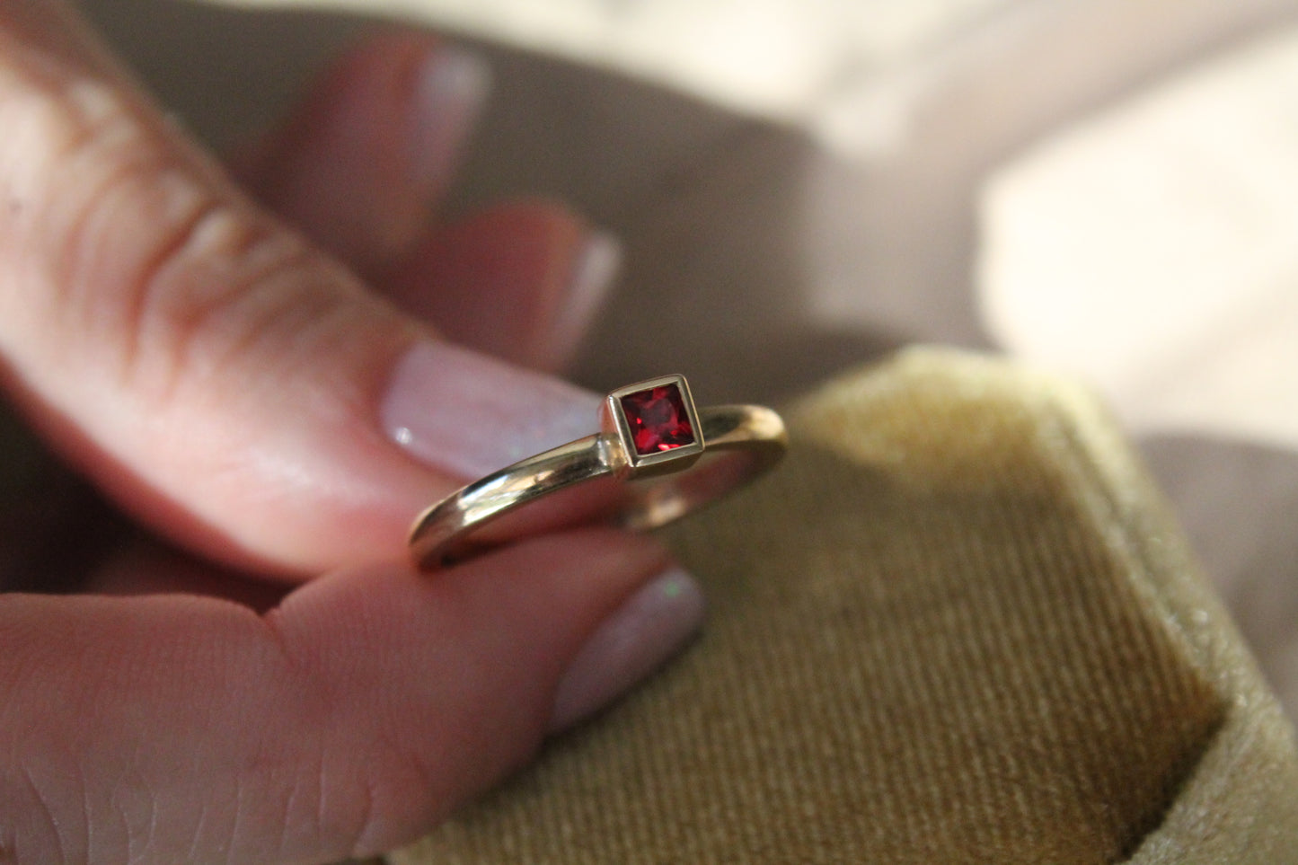 Anillo solitario europeo, oro amarillo 9 ct y granate.