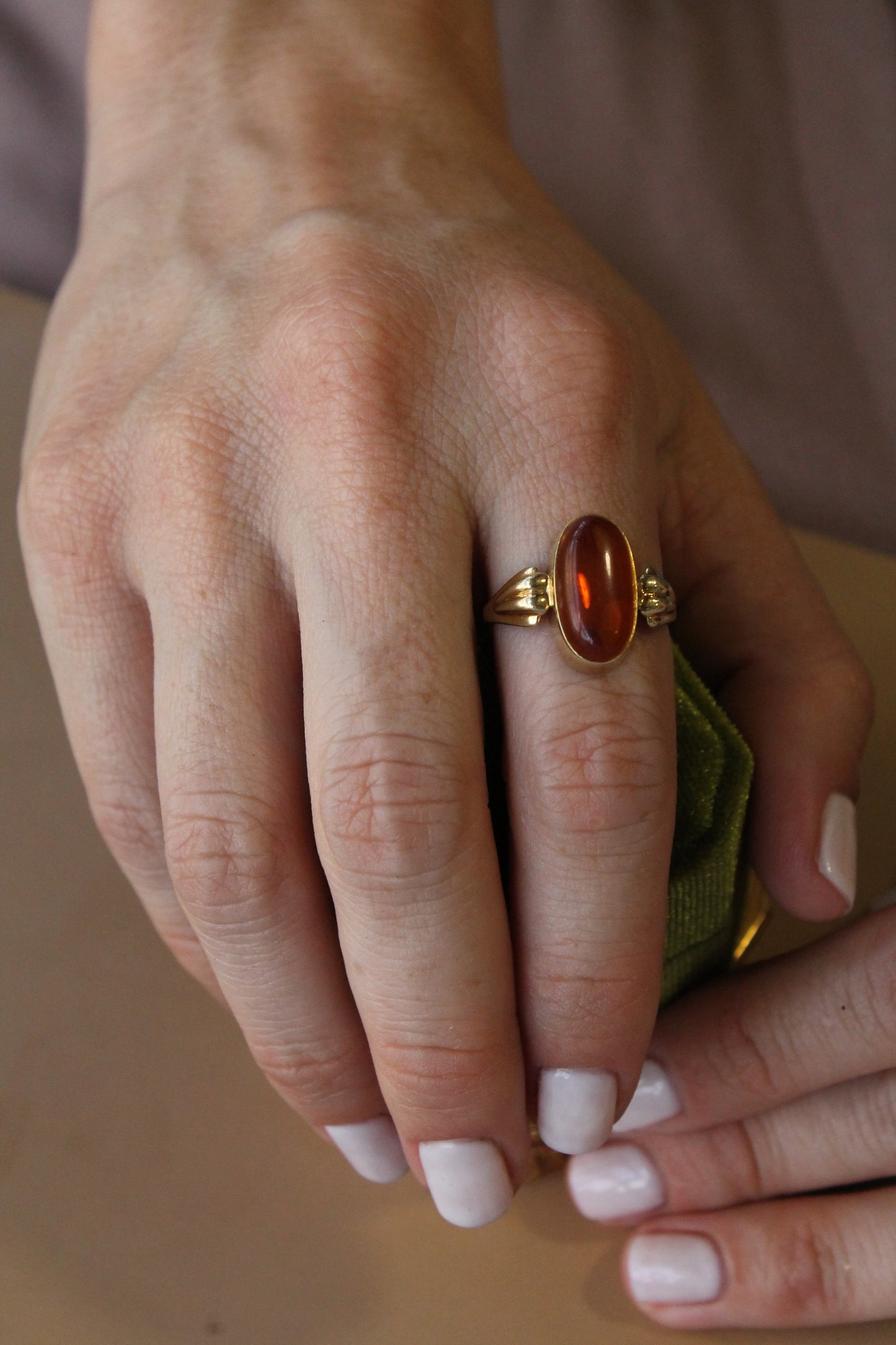 Anillo europeo modelo solitario, ámbar y oro amarillo.