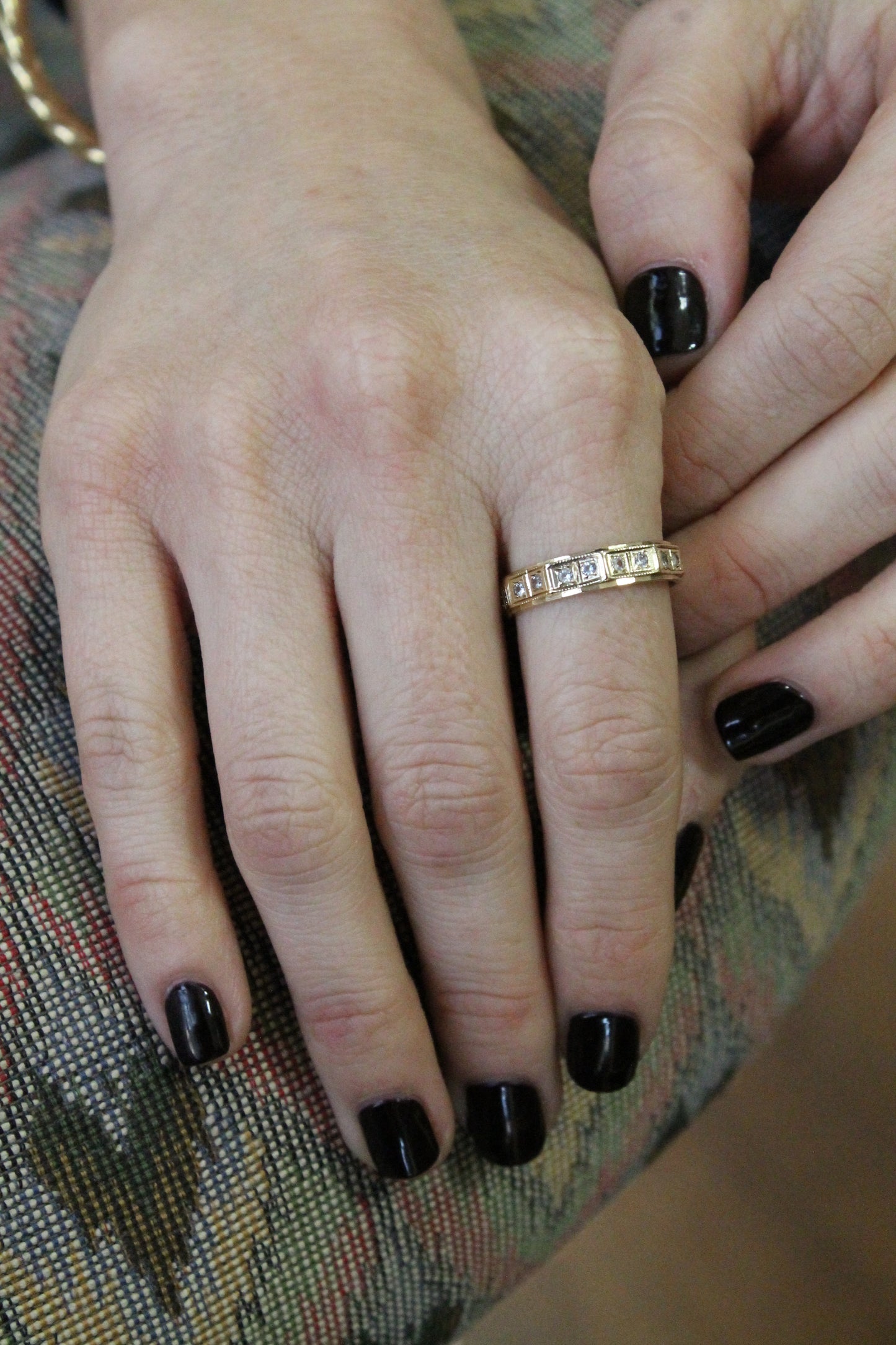 Anillo modelo sin fin antique y europeo, hecho a mano con oro rosa y piedras incoloras.