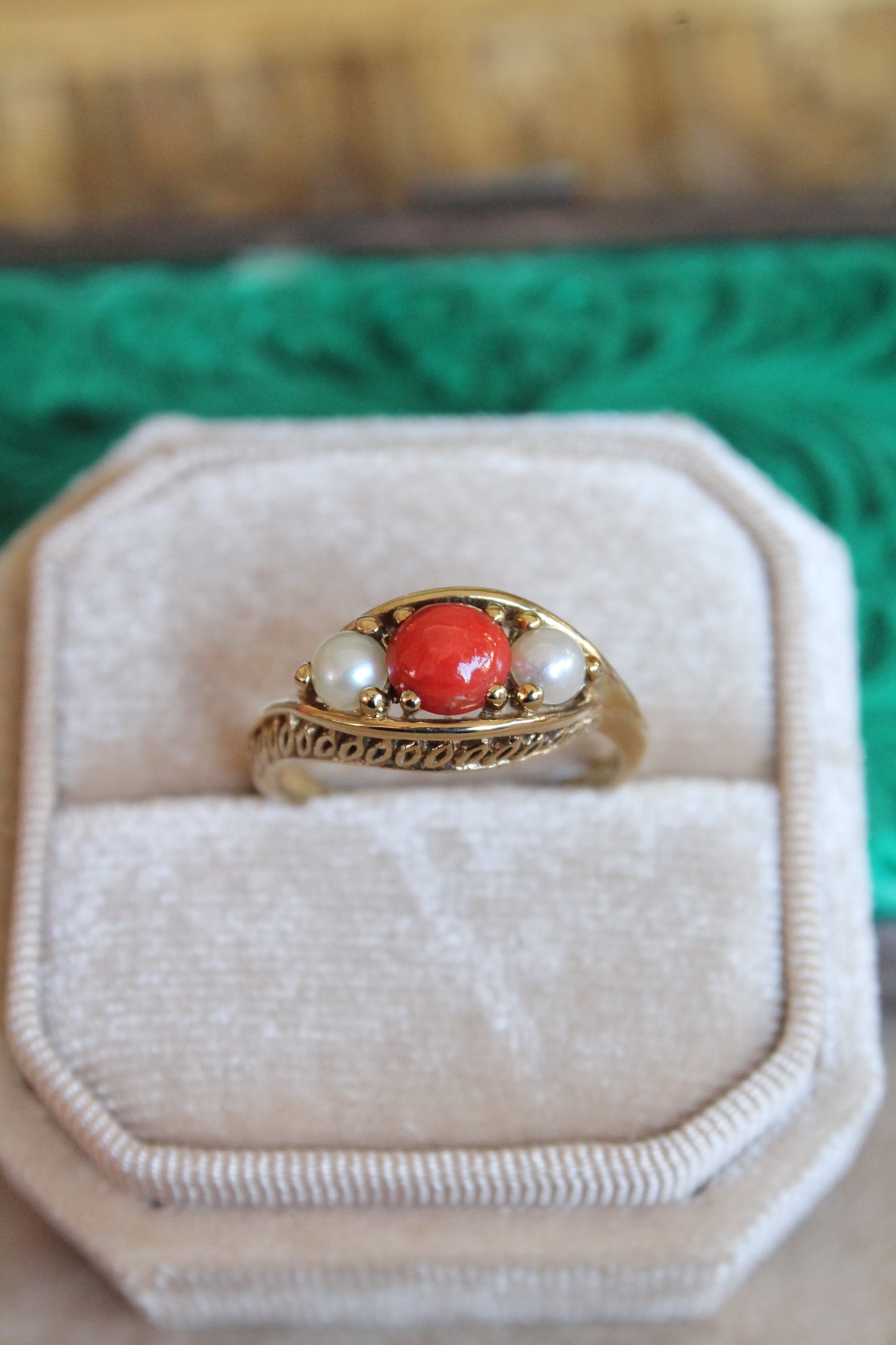 Anillo inglés antique, hecho a mano, oro amarillo, coral y perlas cultivadas.