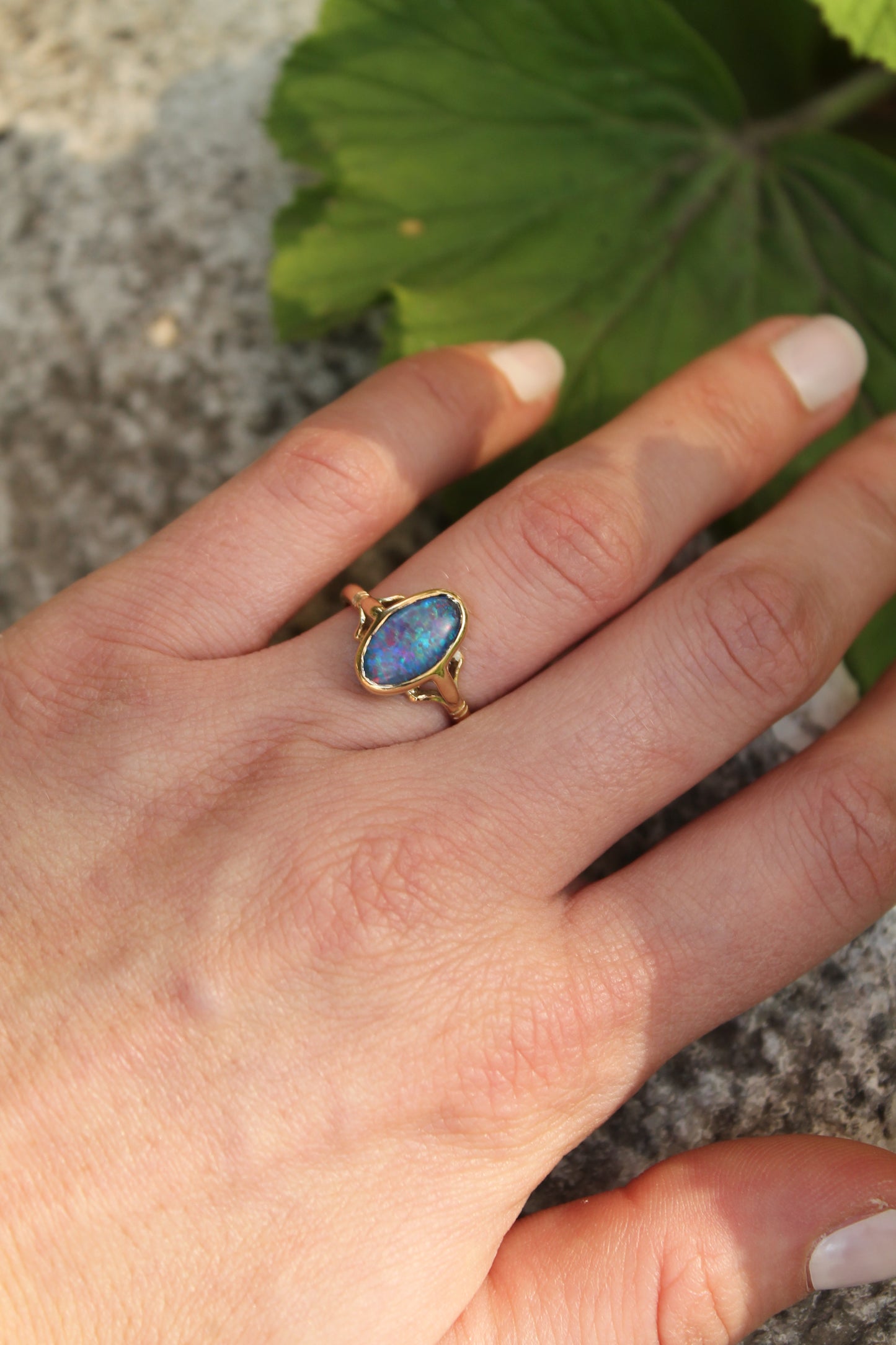 Anillo europeo estilo antique, hecho a mano, oro amarillo y ópalo.