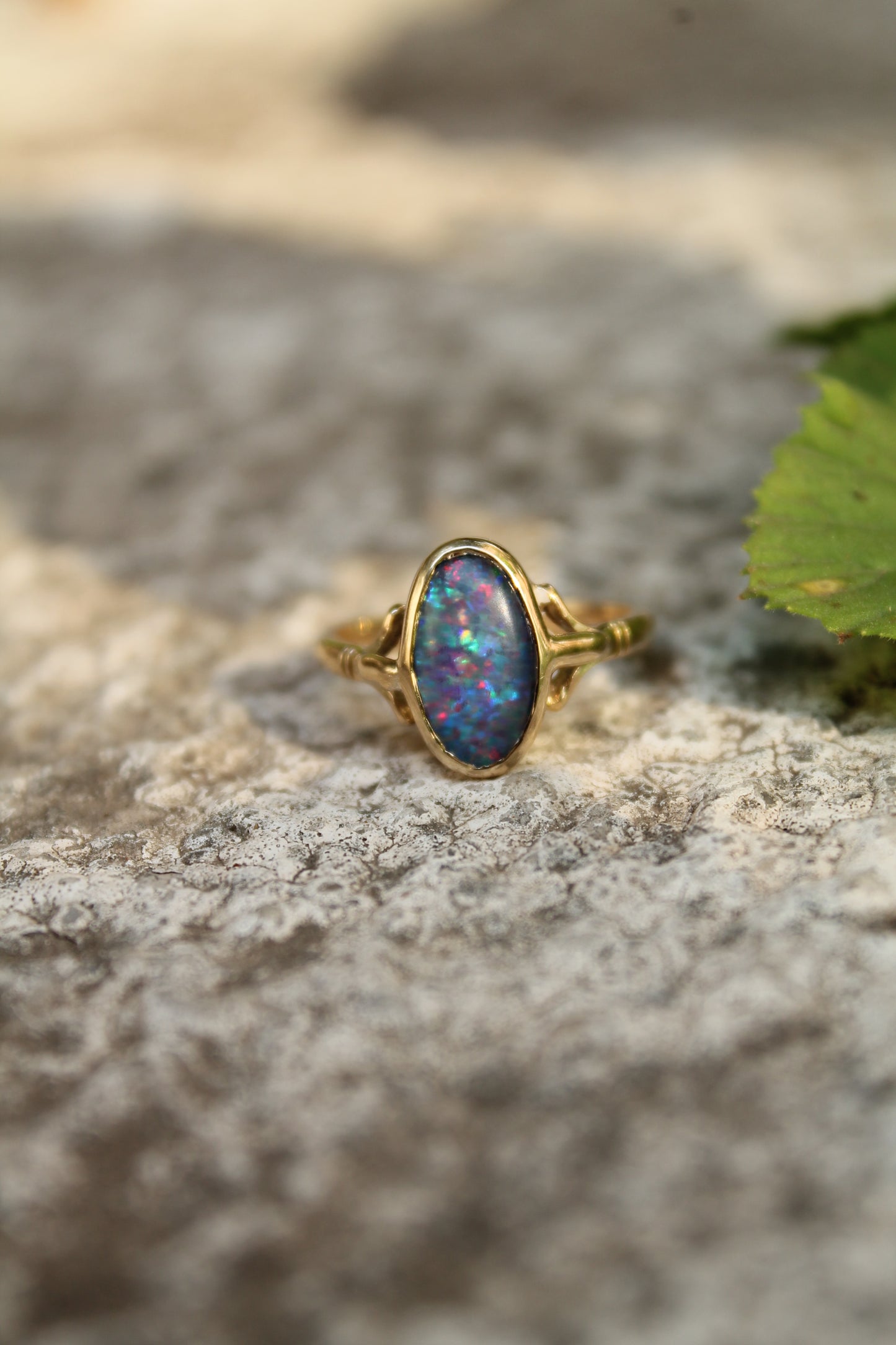 Anillo europeo estilo antique, hecho a mano, oro amarillo y ópalo.