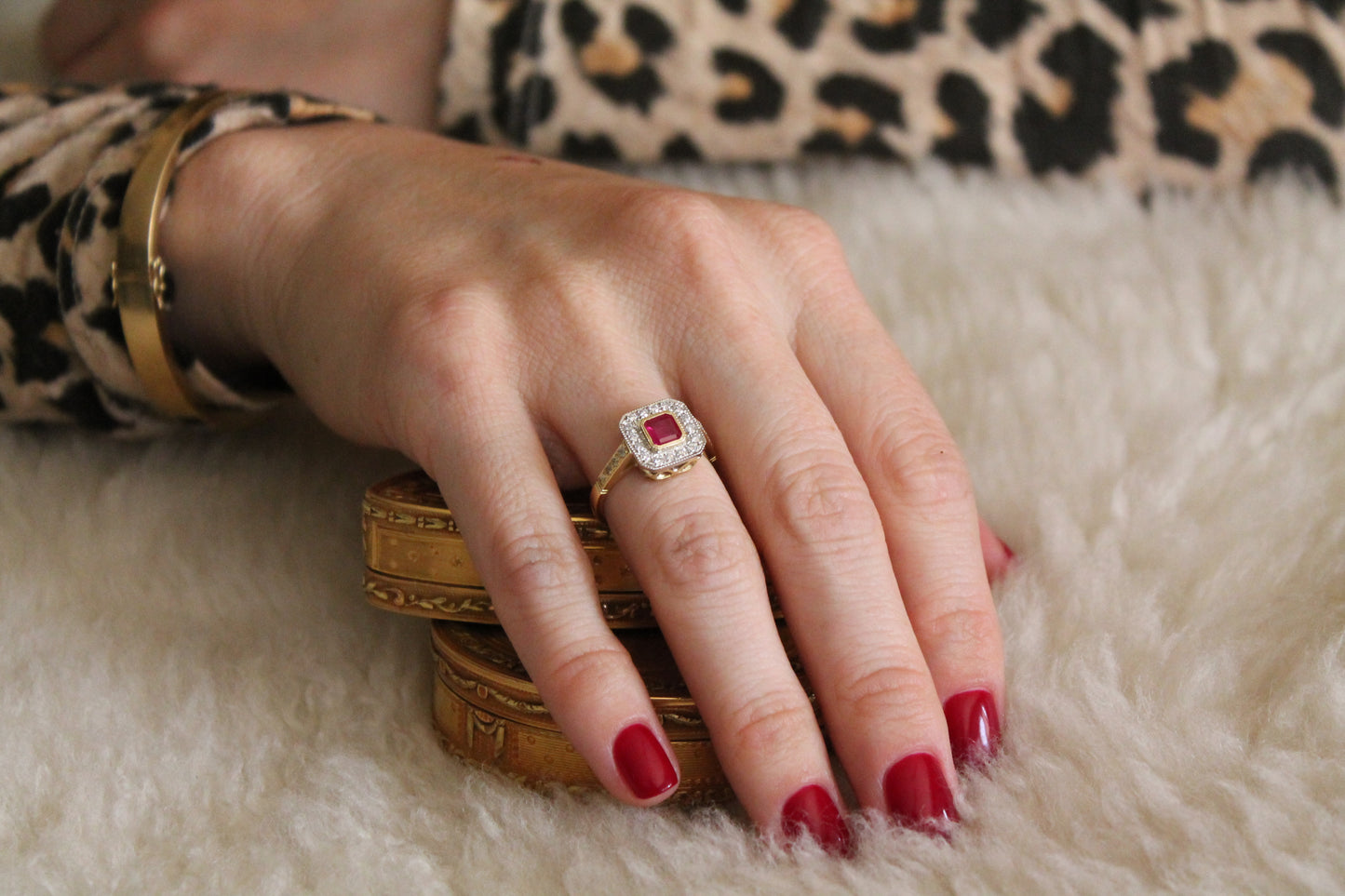 Anillo a pedido, hecho a mano, platino, oro amarillo, rubí y brillantes.