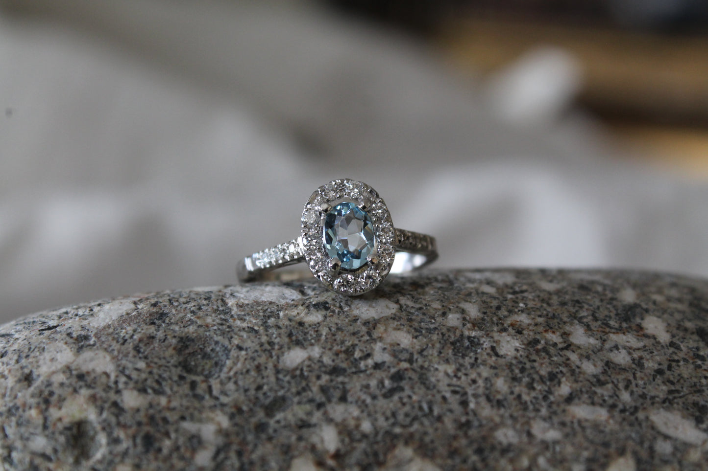 Anillo a pedido, hecho a mano, platino, aguamarina y brillantes.