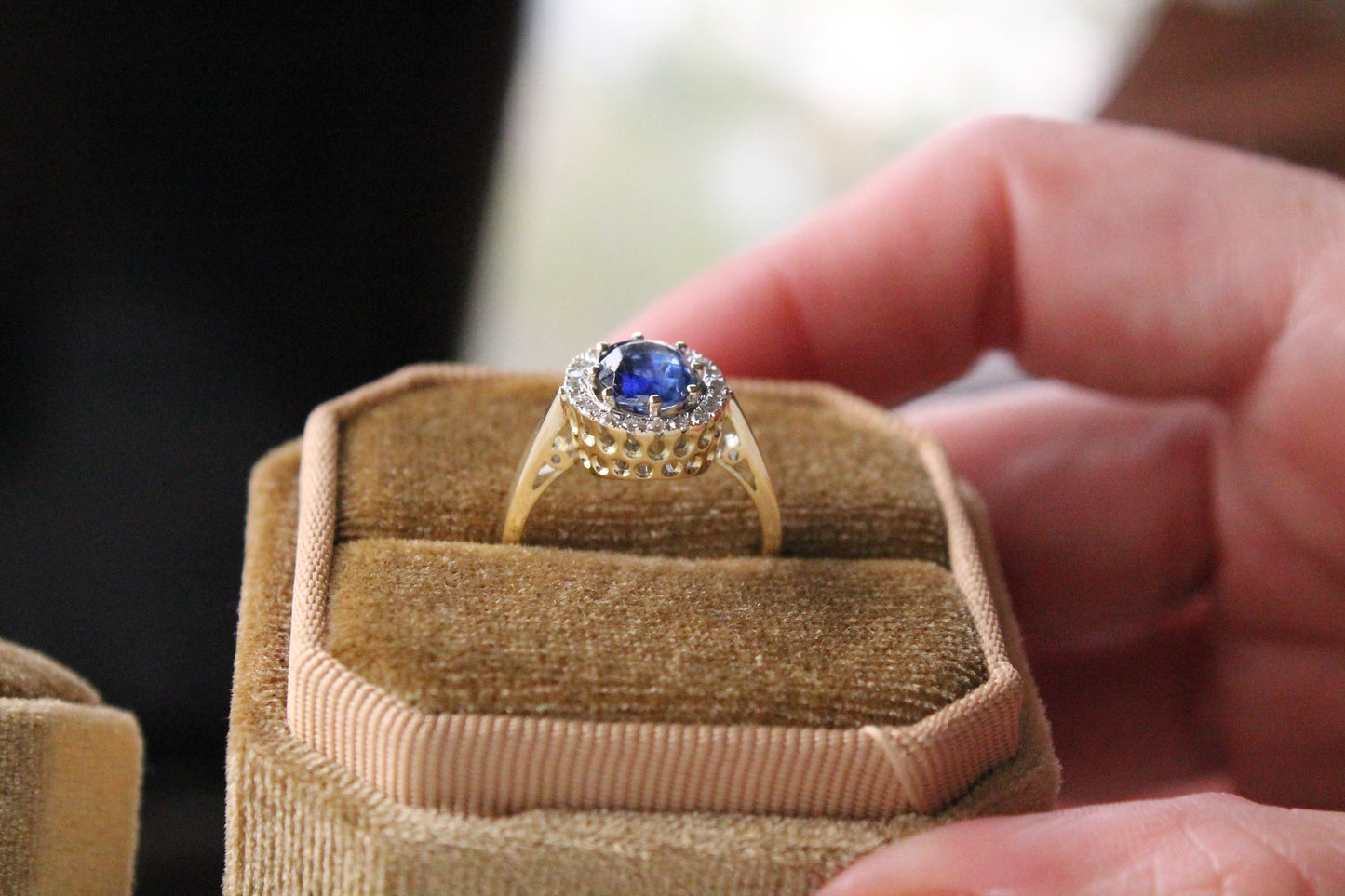 Anillo a pedido, hecho a mano, oro amarillo, platino, zafiro y brillantes.