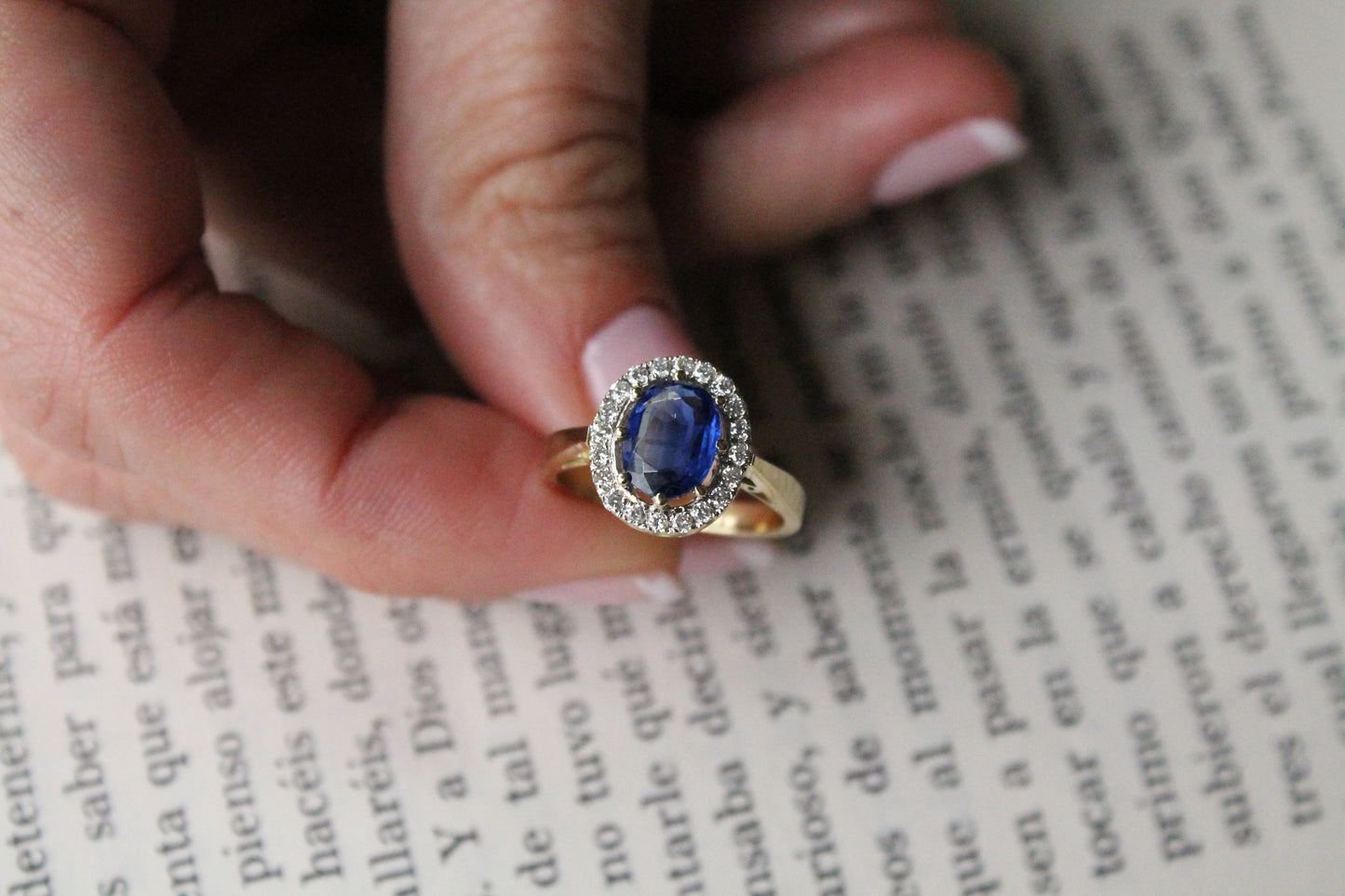 Anillo a pedido, modelo Lady Di, oro amarillo, platino, zafiro y brillantes.
