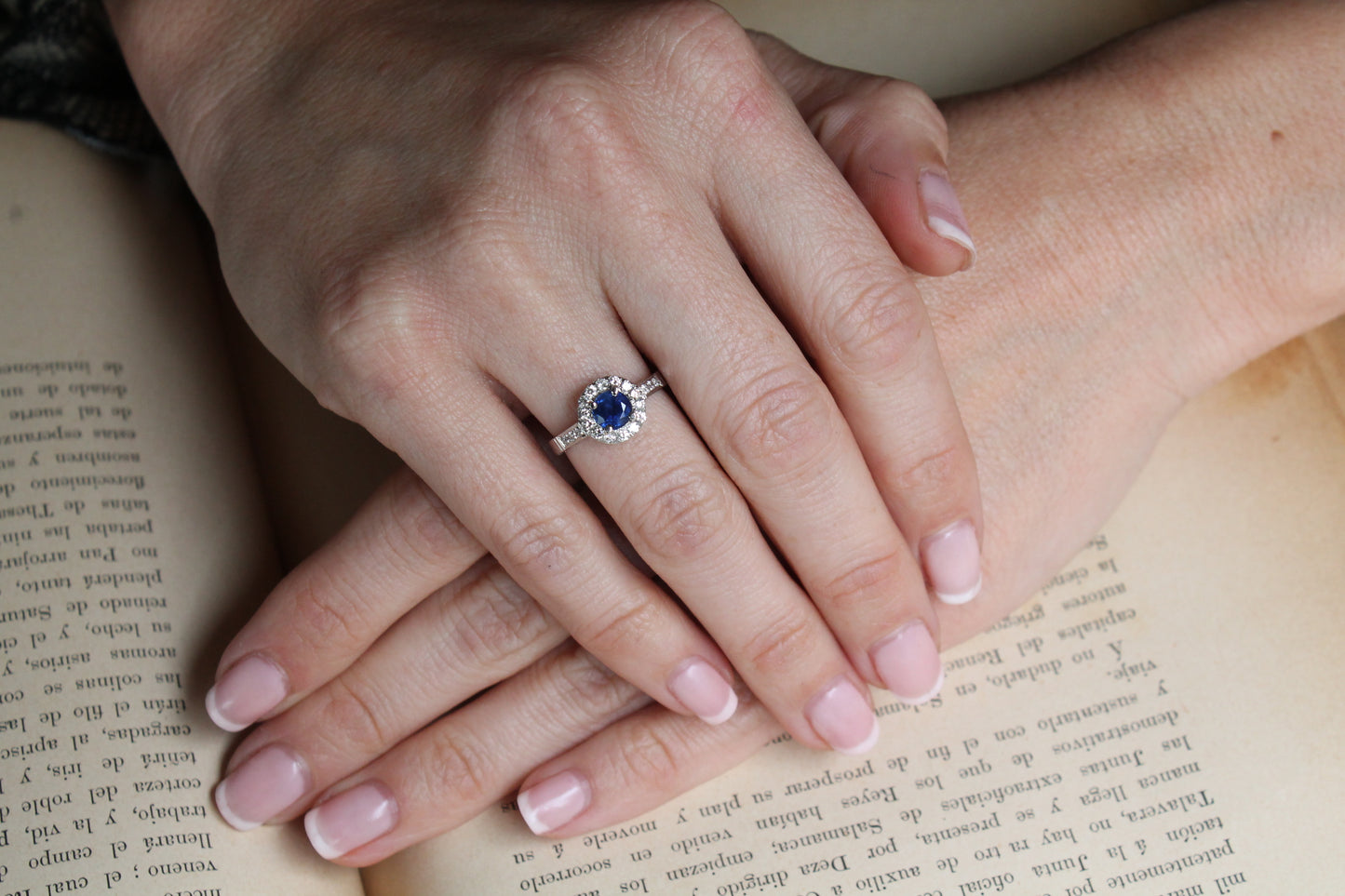 Anillo a pedido, hecho a mano, platino, zafiro y brillantes.