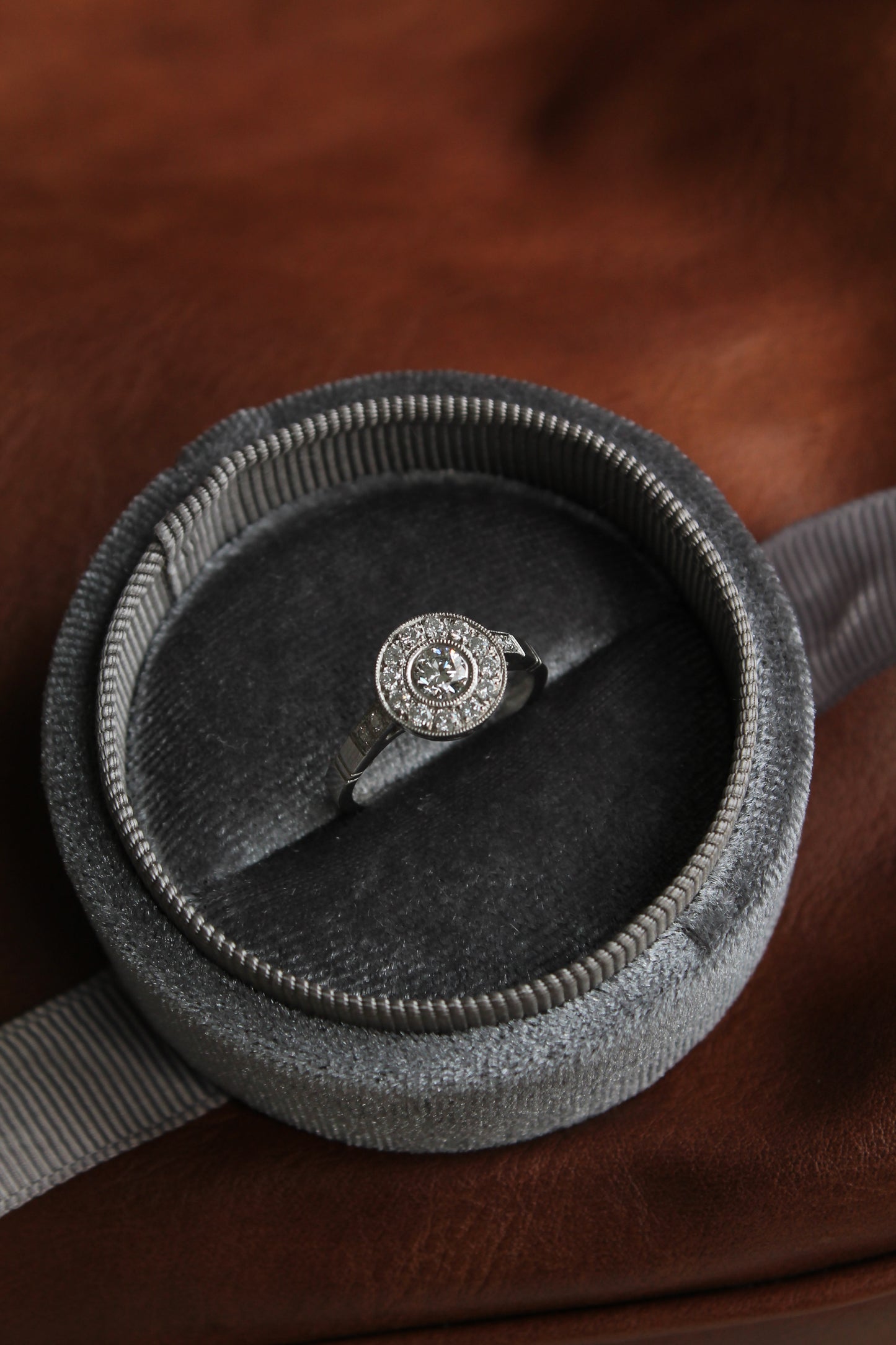 Anillo a pedido, hecho a mano, platino y brillantes.