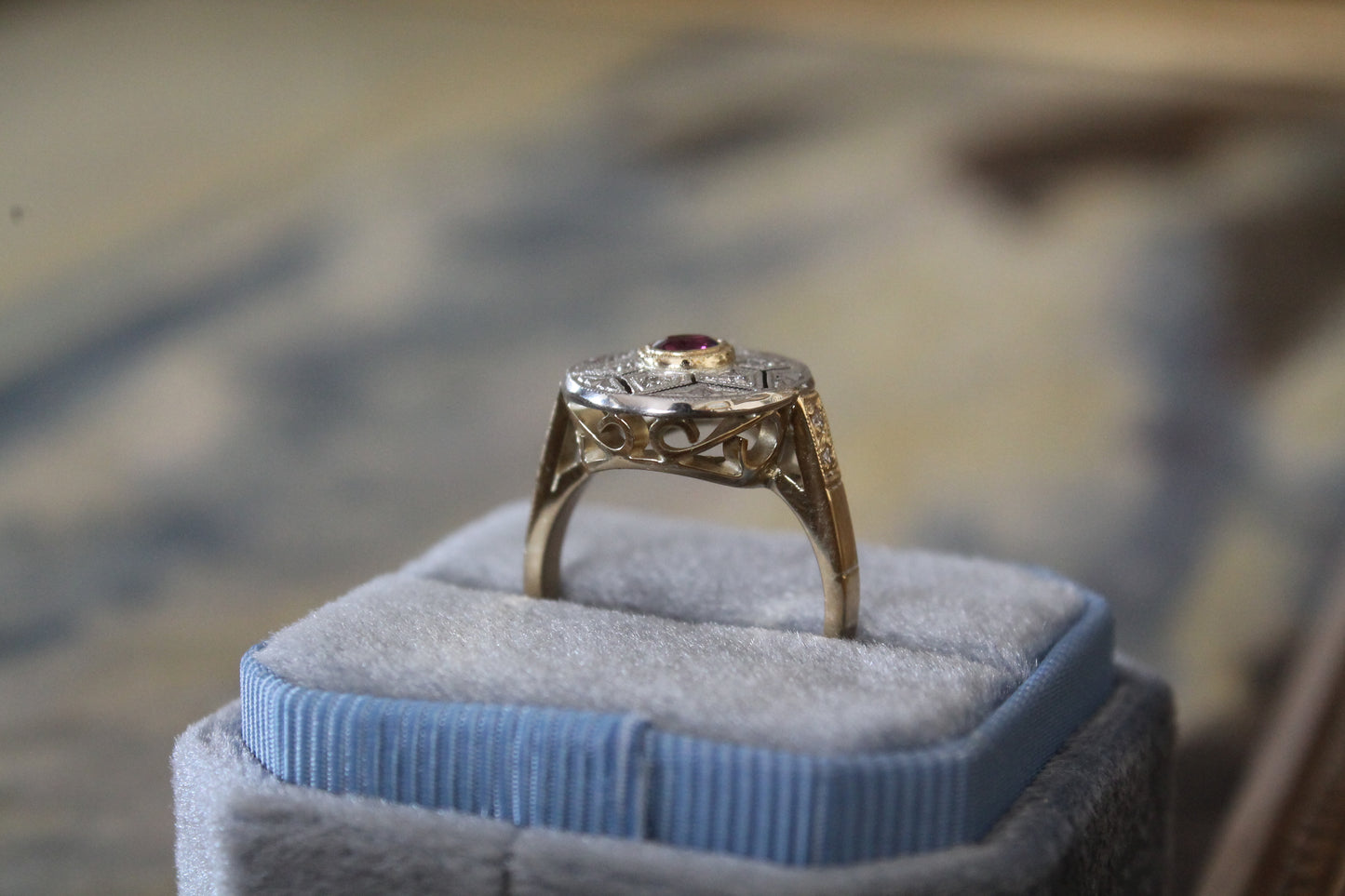 Anillo a pedido, hecho a mano, platino, oro amarillo granate rodolita y brillantes.