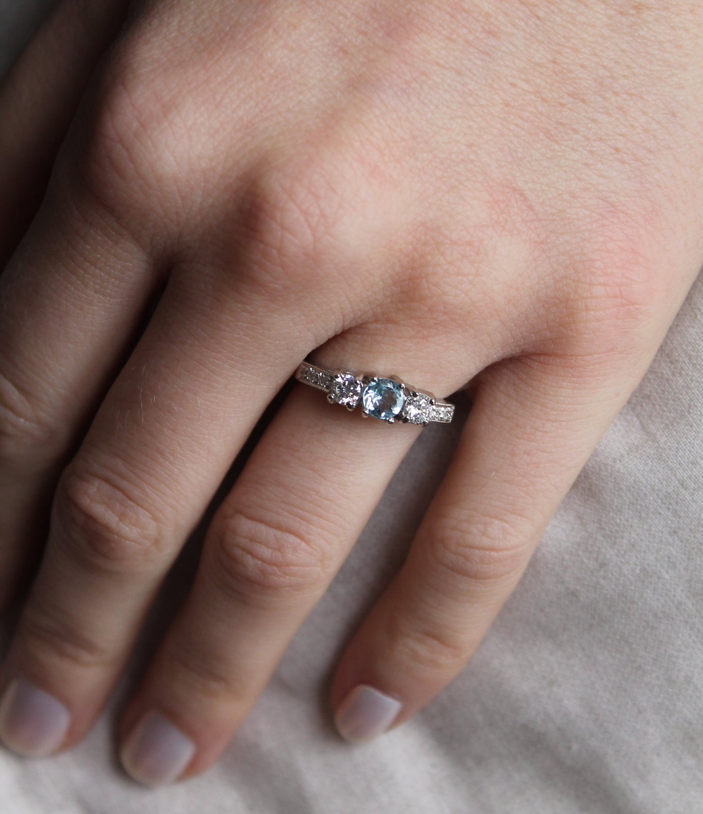 Anillo a pedido, hecho a mano, metal platino. Aguamarina central y brillantes