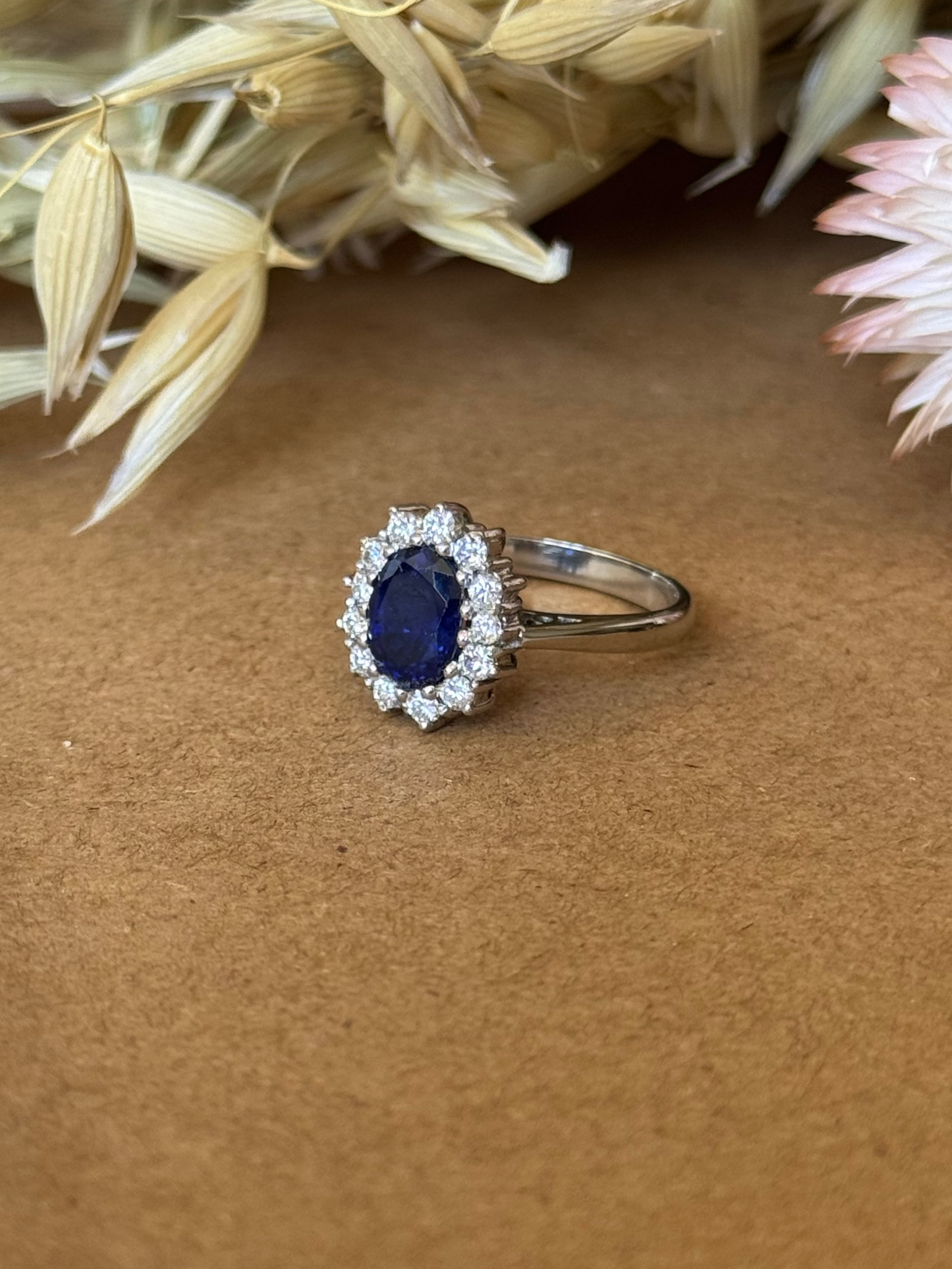 Anillo a pedido, hecho a mano, platino, zafiro y brillantes