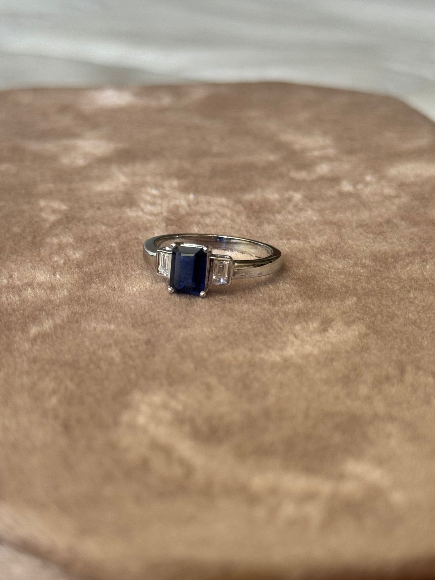 Anillo a pedido, hecho a mano, platino, zafiro y diamantes