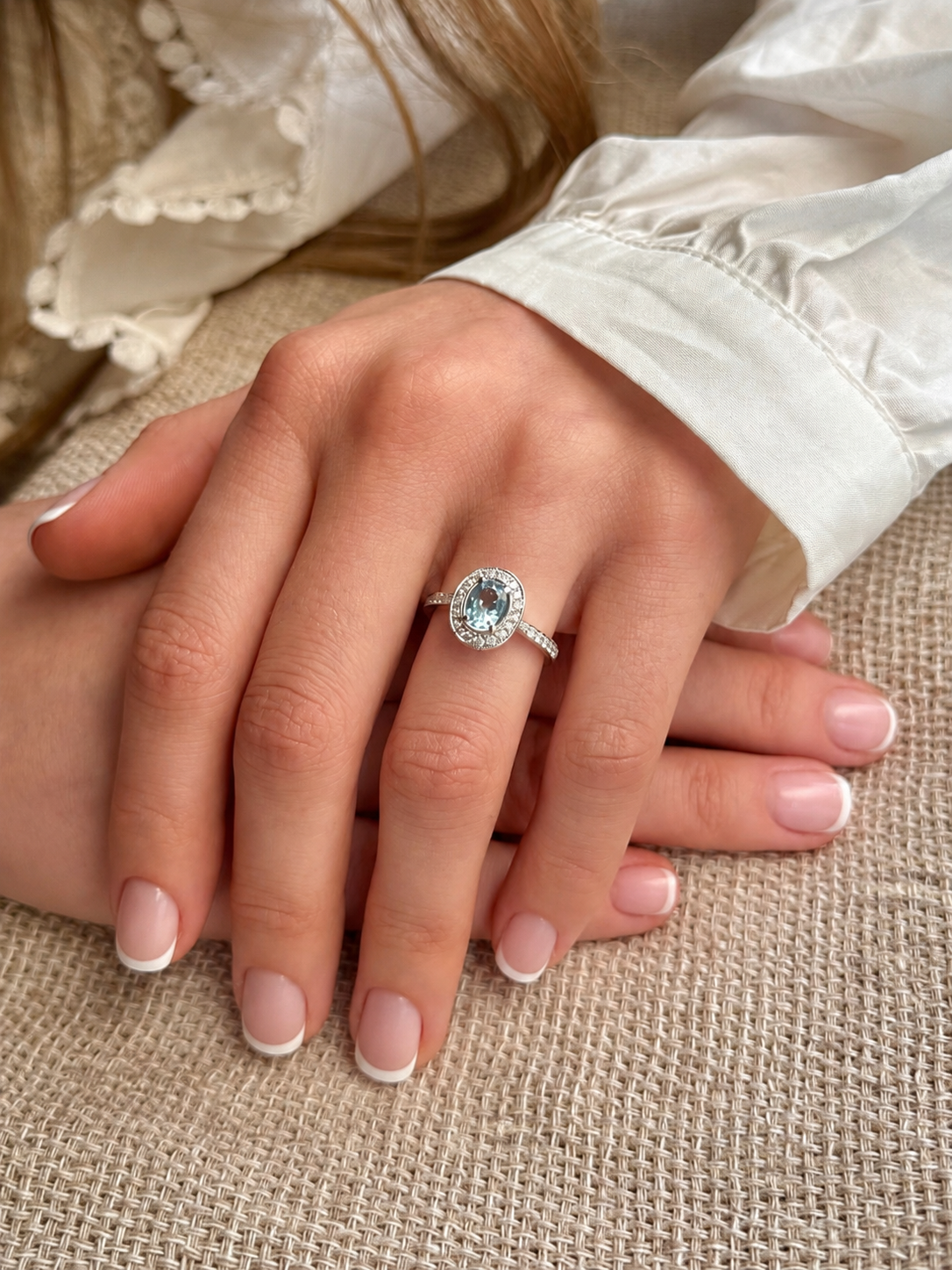 Anillo halo oval hecho a mano a pedido. Platino, aguamarina y brillantes