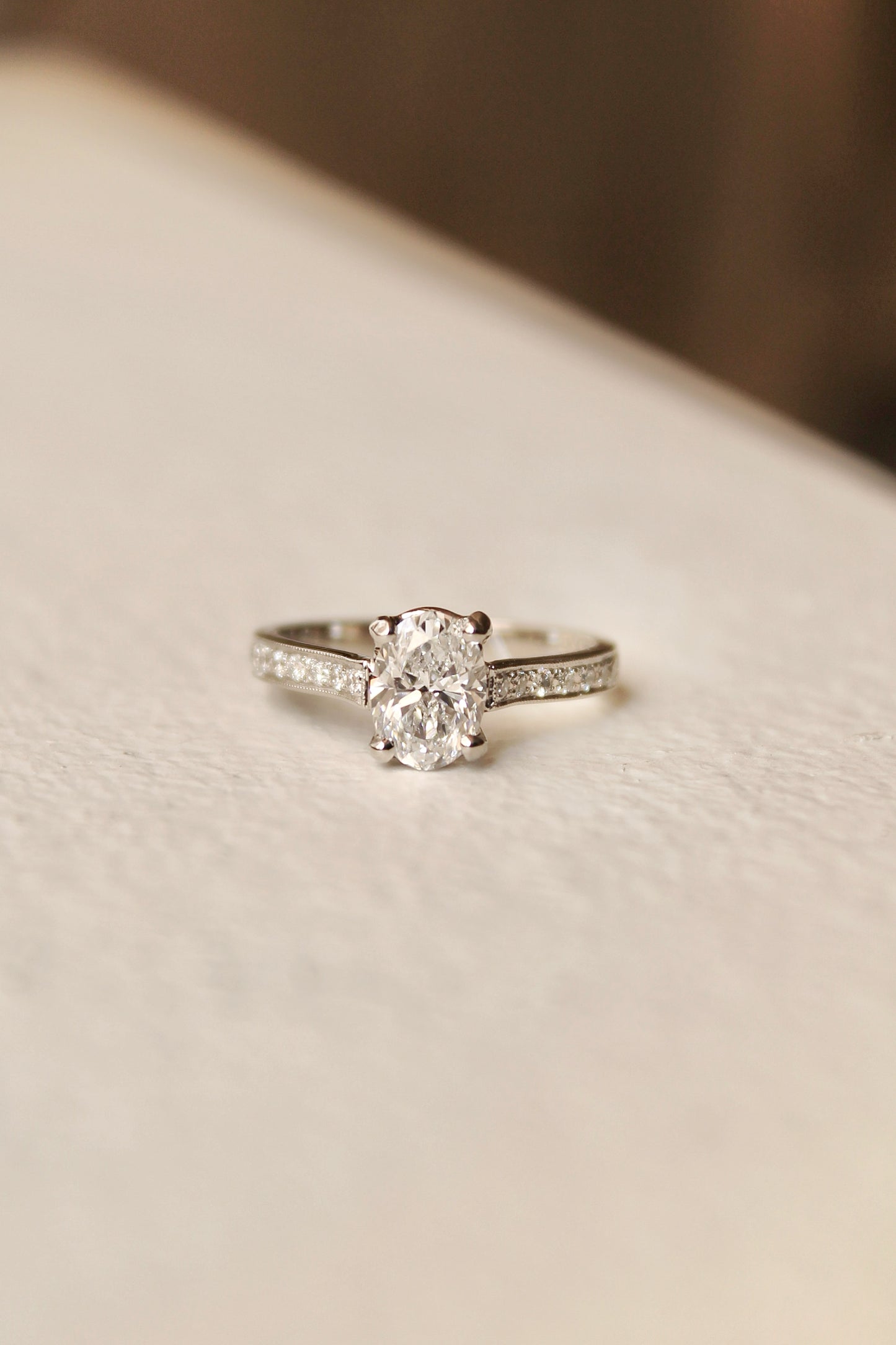 Anillo solitario oval, platino y diamantes
