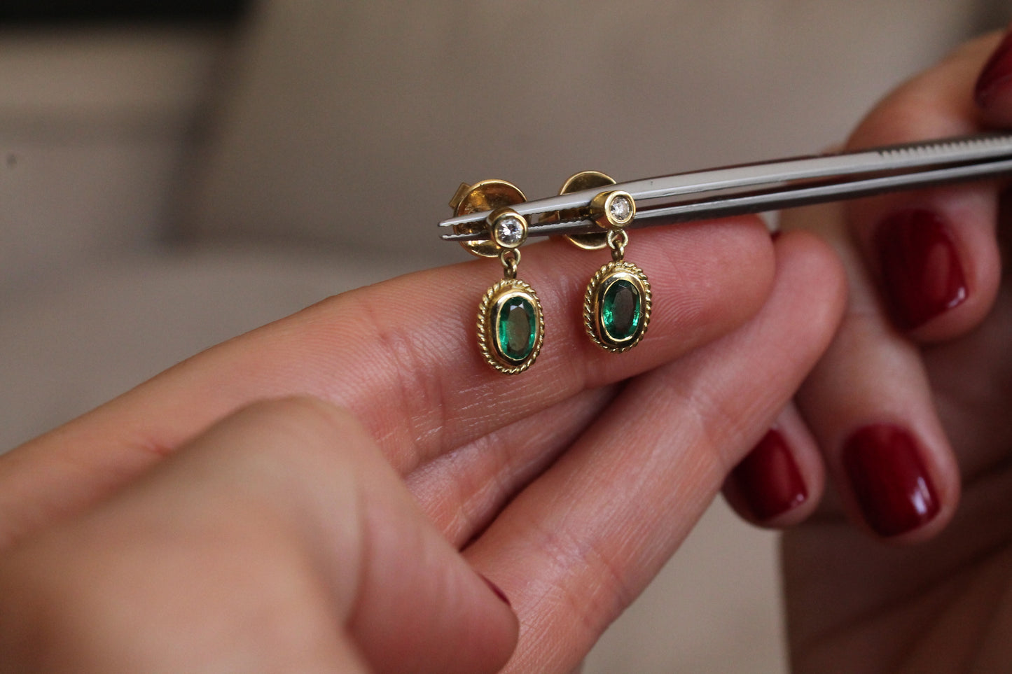 Aros hechos a mano, oro amarillo, esmeraldas y brillantes.