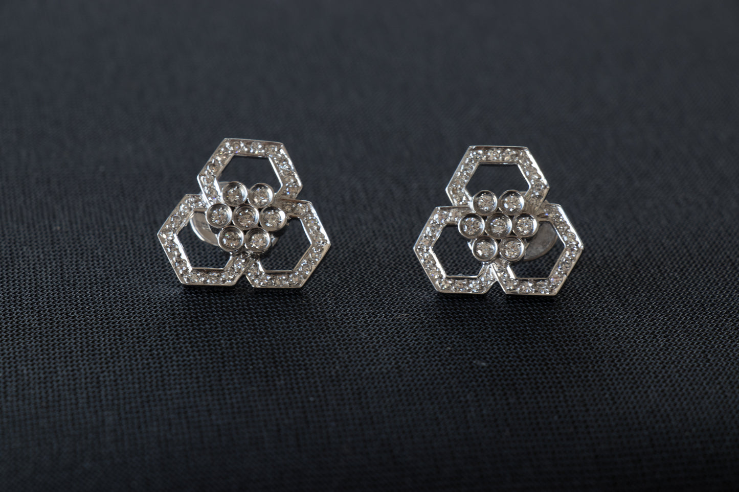 Aros hechos a mano, oro blanco y brillantes.