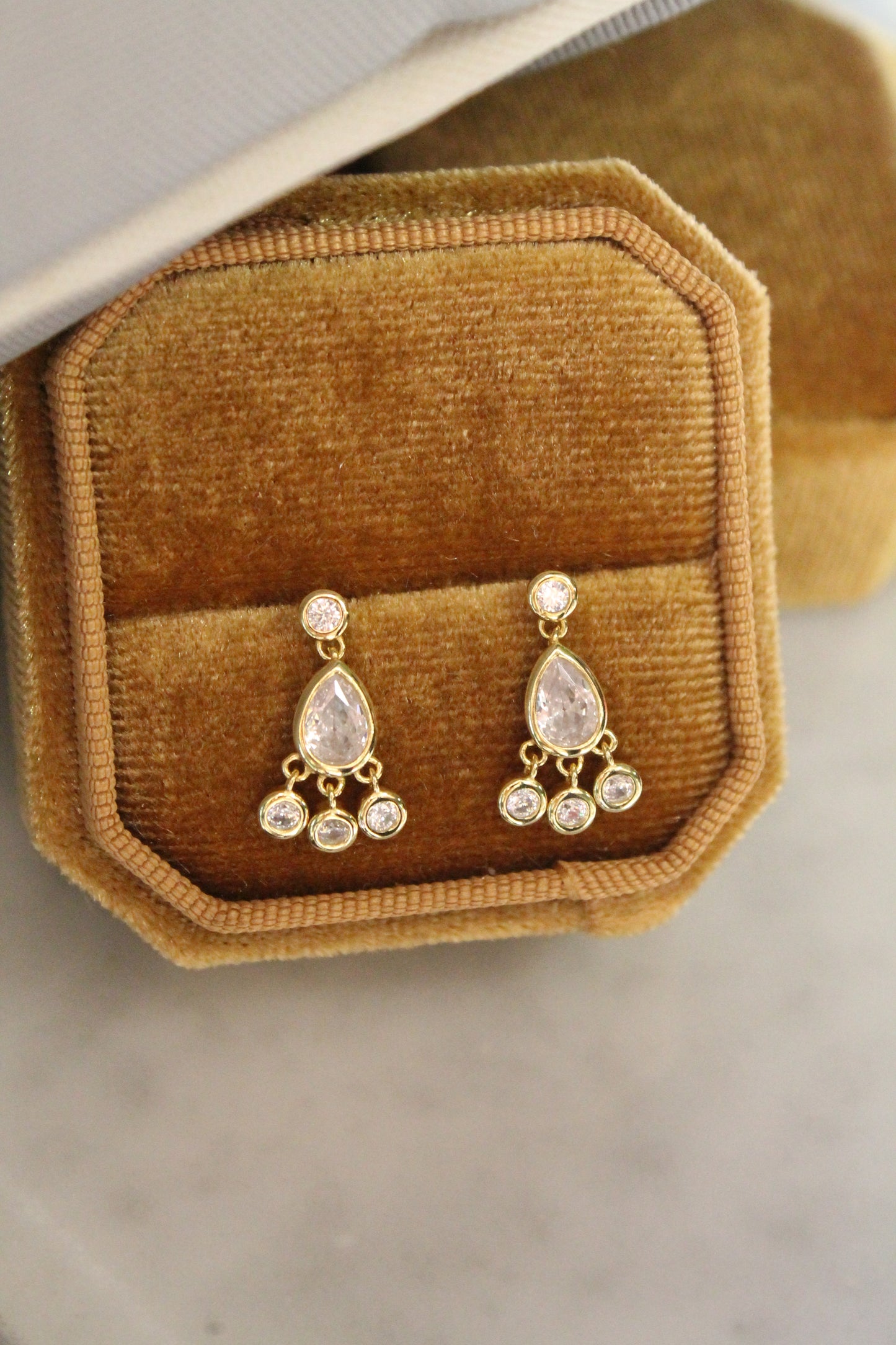 Aros colgantes, plata 925 enchapados en oro y zirconitas incoloras.