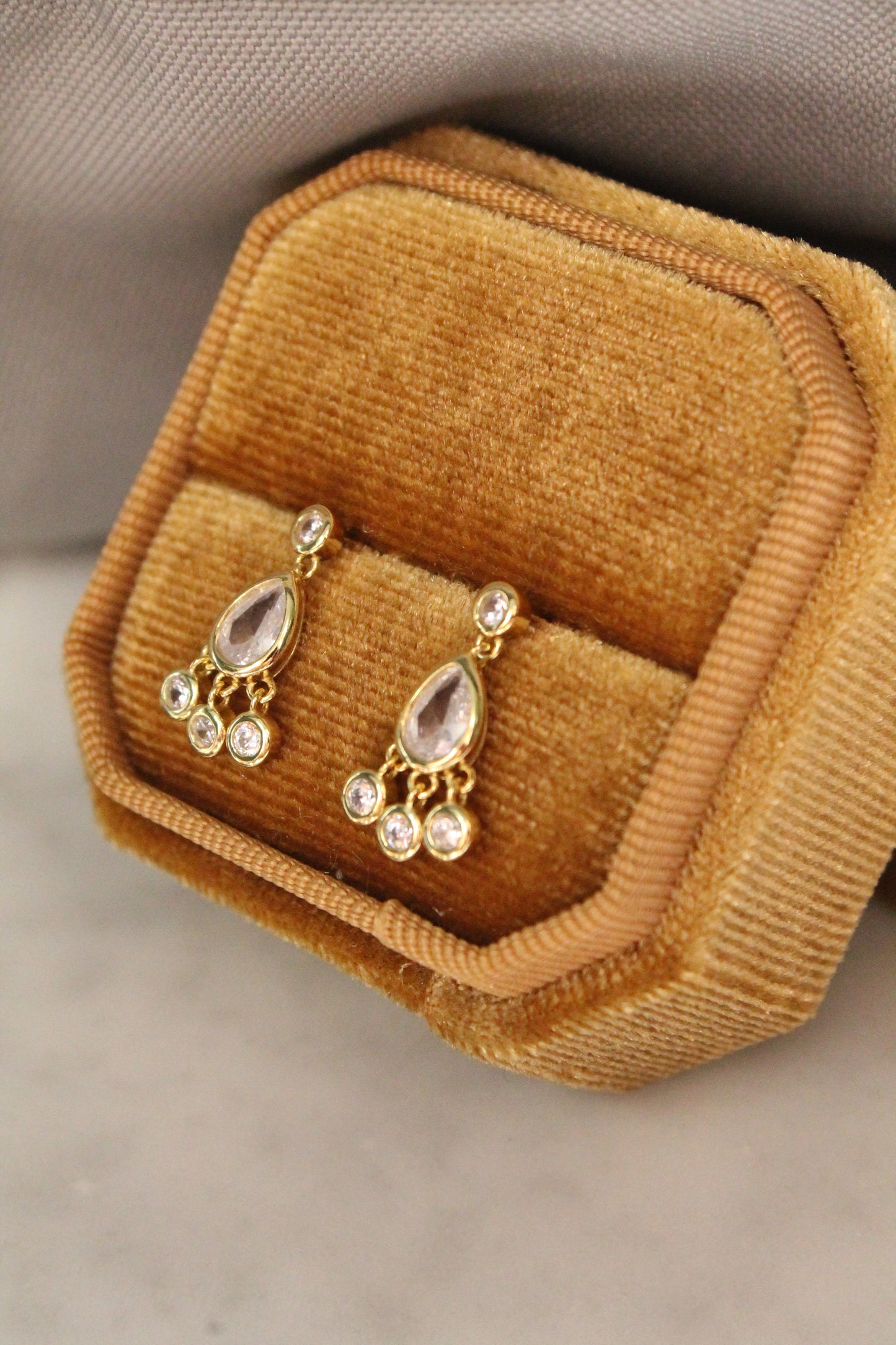 Aros colgantes, plata 925 enchapados en oro y zirconitas incoloras.