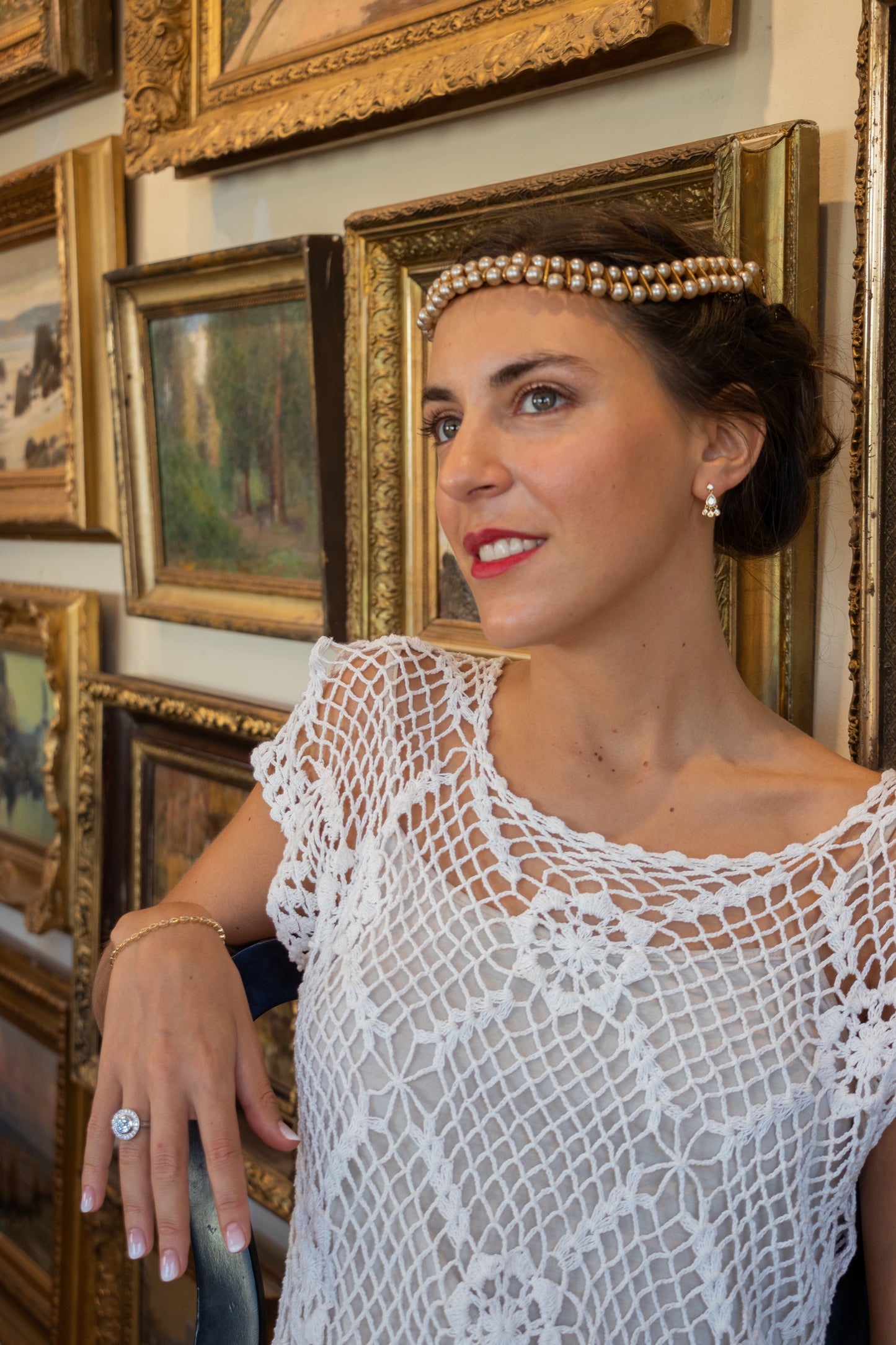 Aros colgantes, plata 925 enchapados en oro y zirconitas incoloras.