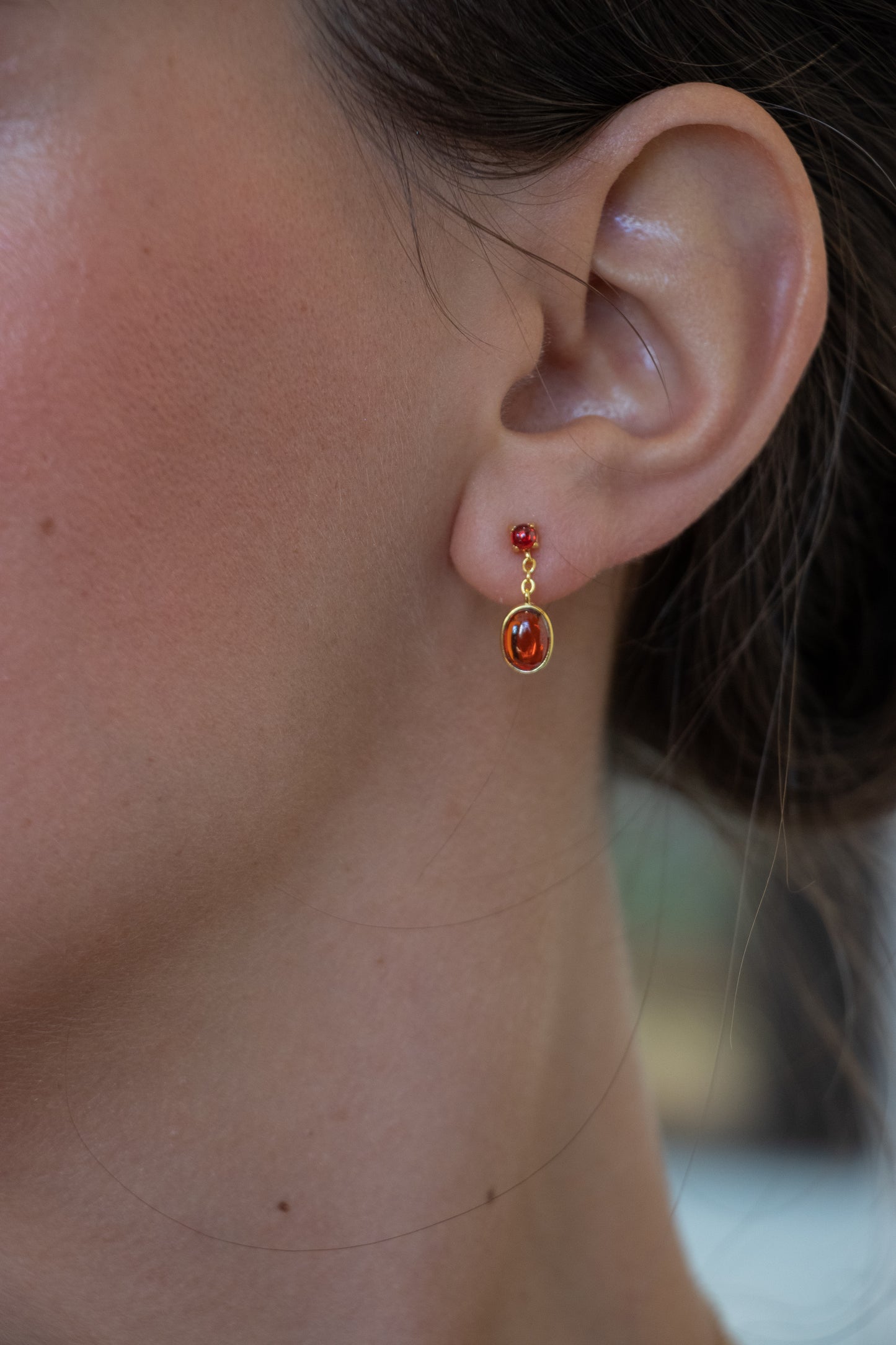 Aros colgantes ovalados, plata 925 con enchapado en oro y granates.