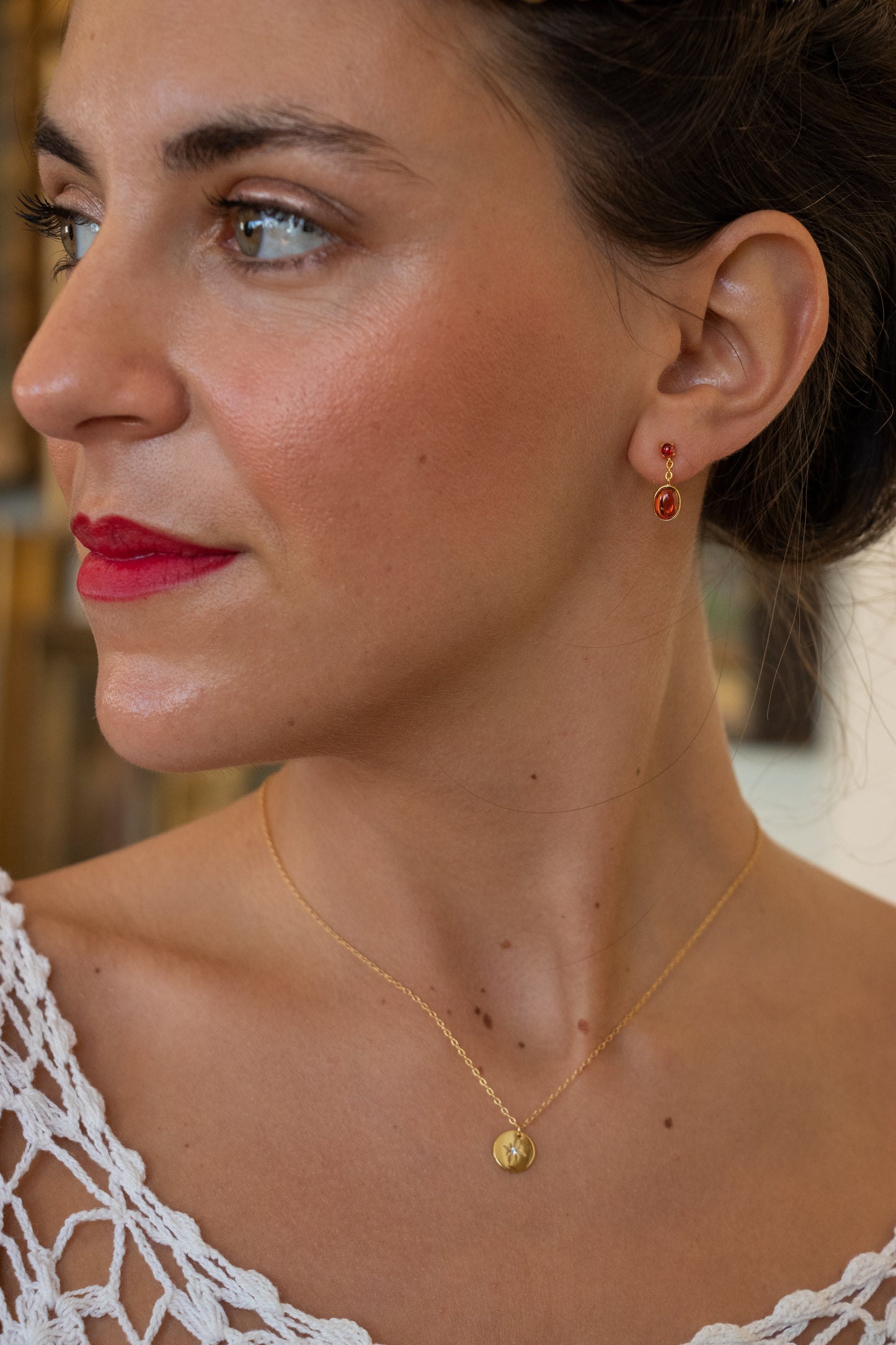 Aros colgantes ovalados, plata 925 con enchapado en oro y granates.