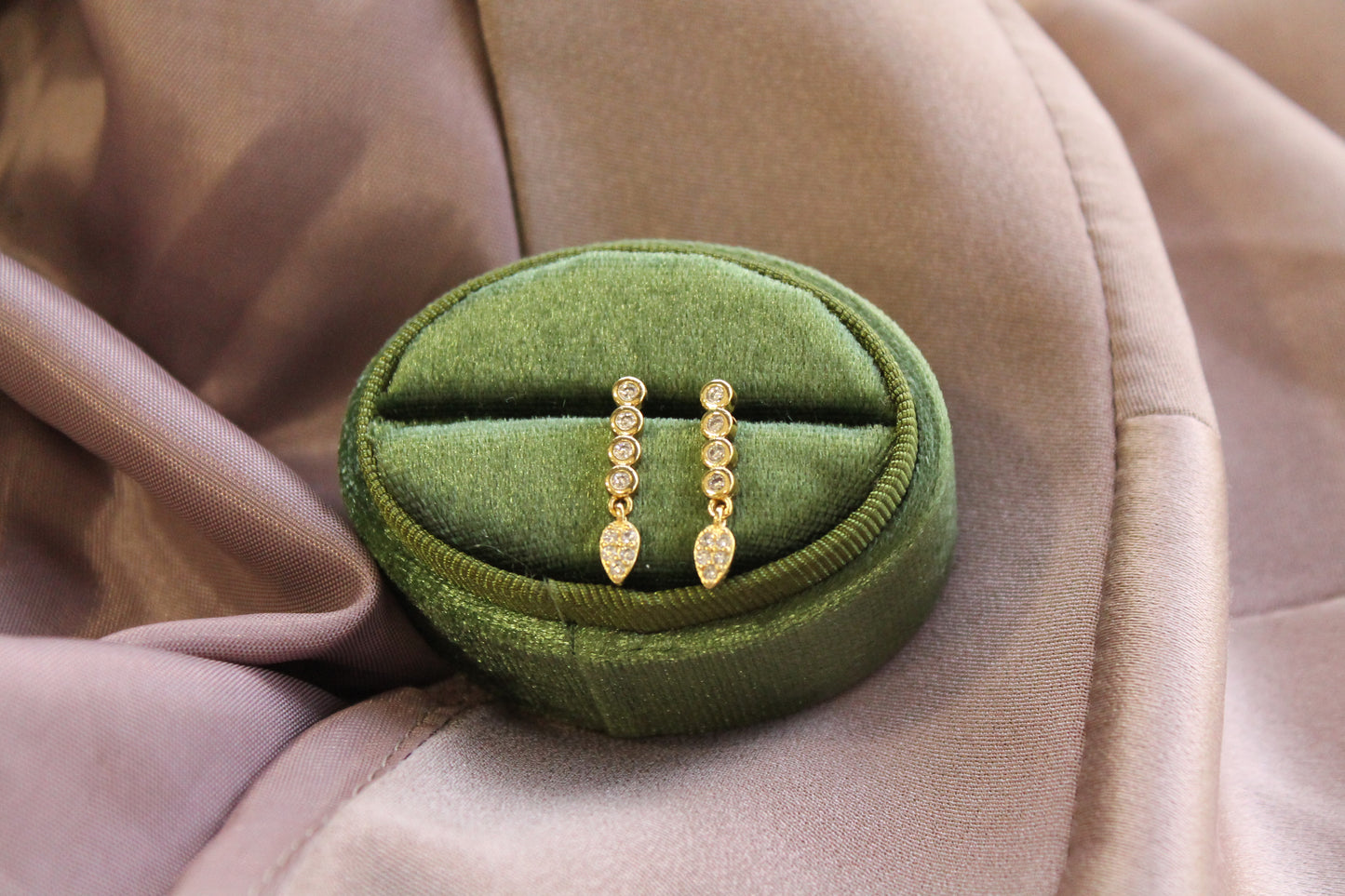 Aros colgantes, plata 925 enchapados en oro y zirconitas.