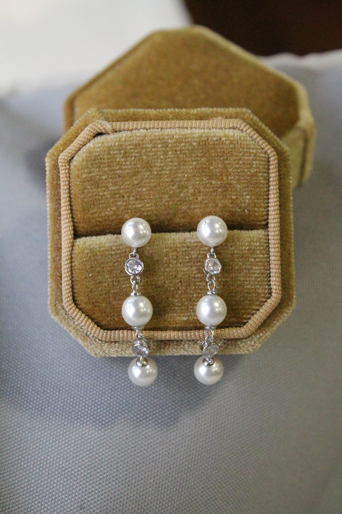 Aros largos, plata 925 con zirconitas incoloras y perlas sintéticas.