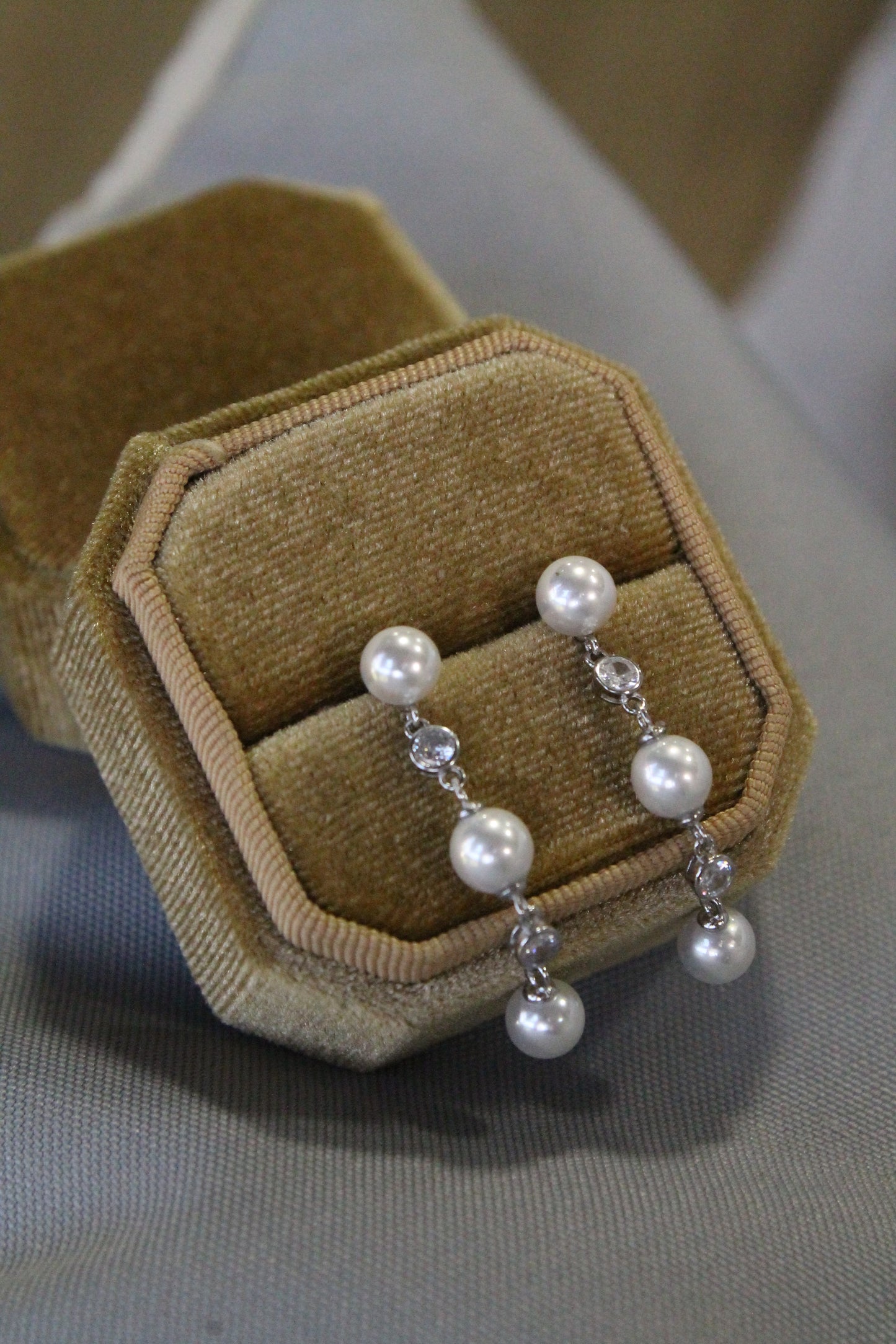 Aros largos, plata 925 con zirconitas incoloras y perlas sintéticas.