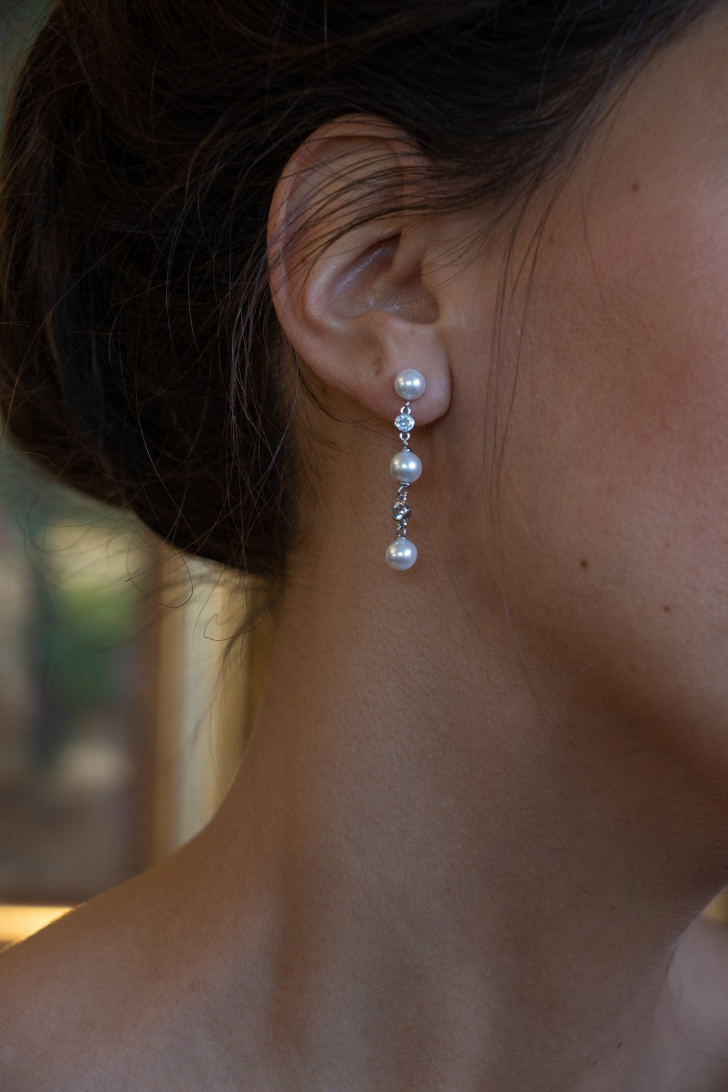 Aros largos, plata 925 con zirconitas incoloras y perlas sintéticas.