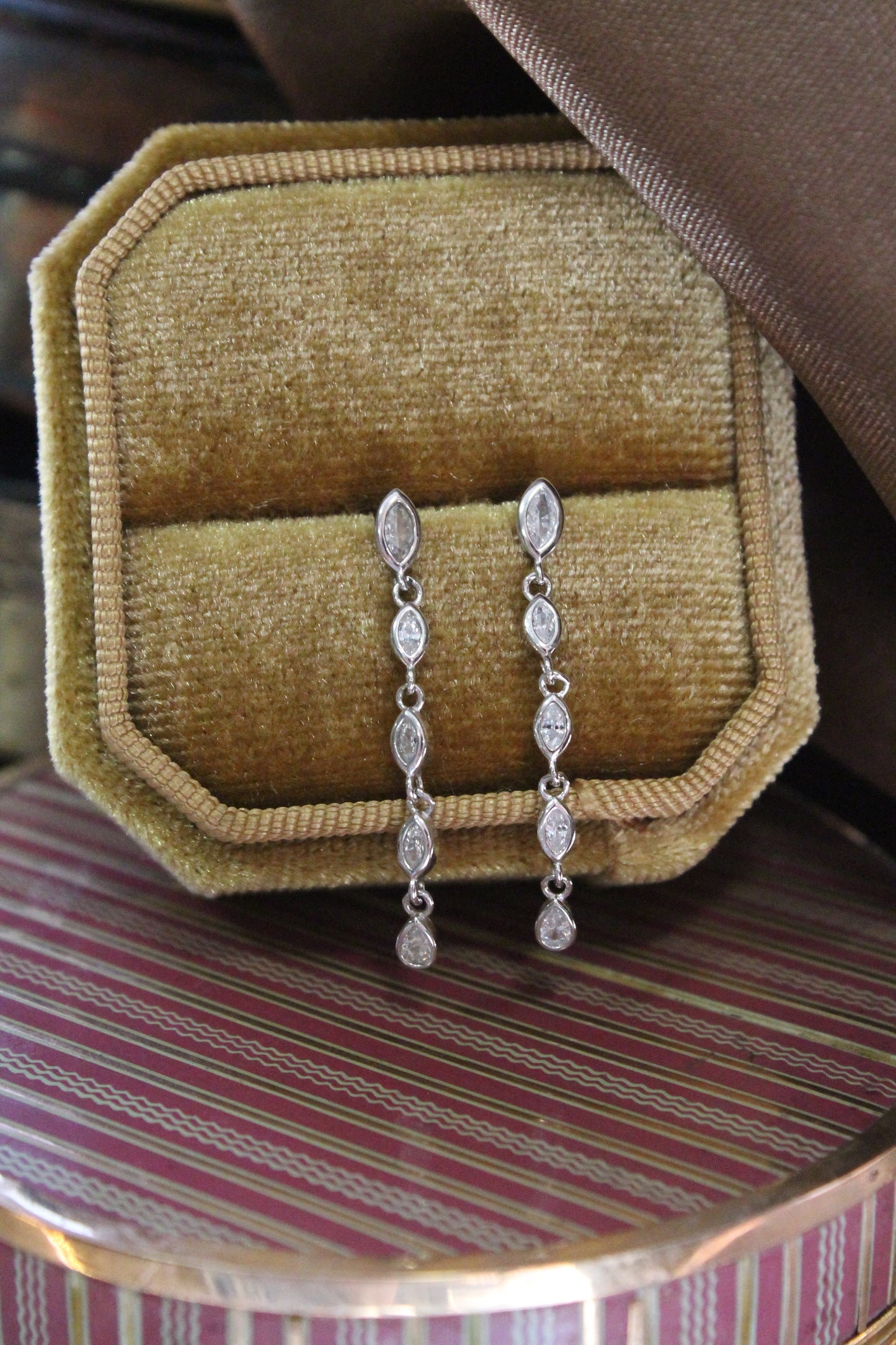 Aros alargados en gotas, plata 925 y zirconitas.