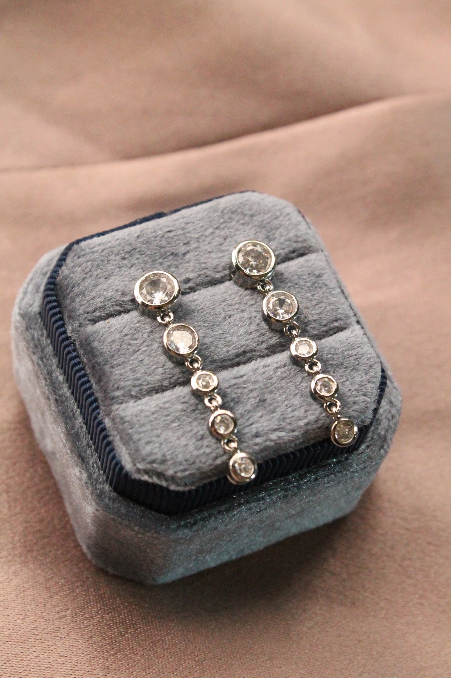 Aros colgantes en circulos, plata 925 y zirconitas.