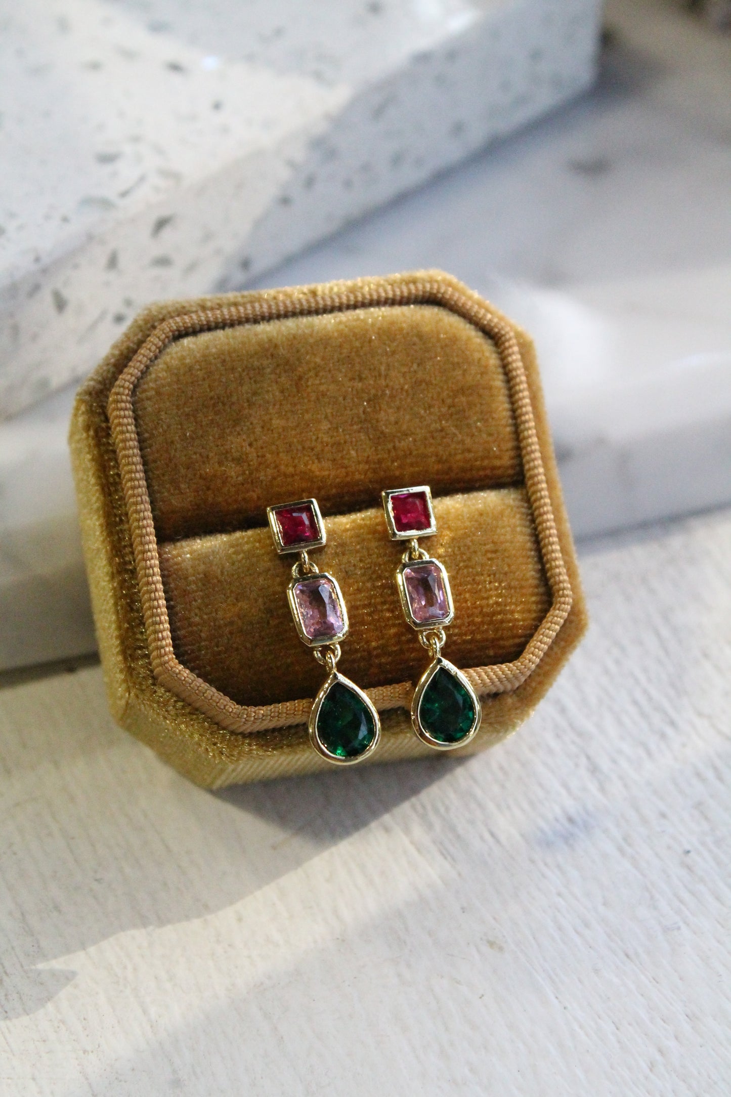 Aros caramelo largos, plata 925 con enchapado en oro y zirconitas de colores.