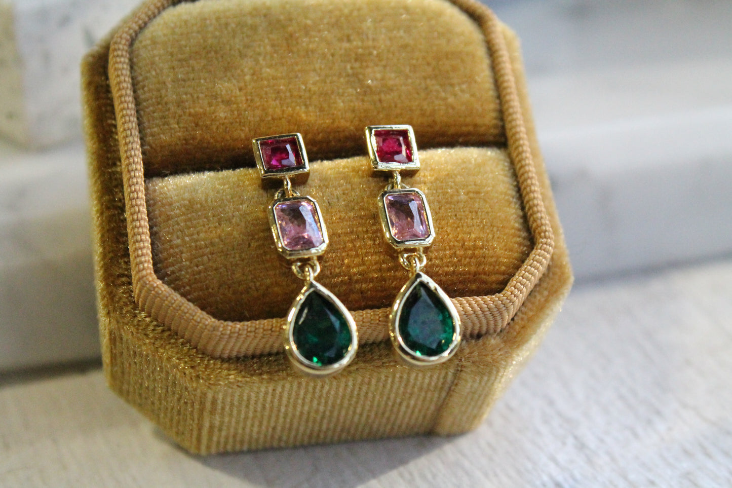 Aros caramelo largos, plata 925 con enchapado en oro y zirconitas de colores.