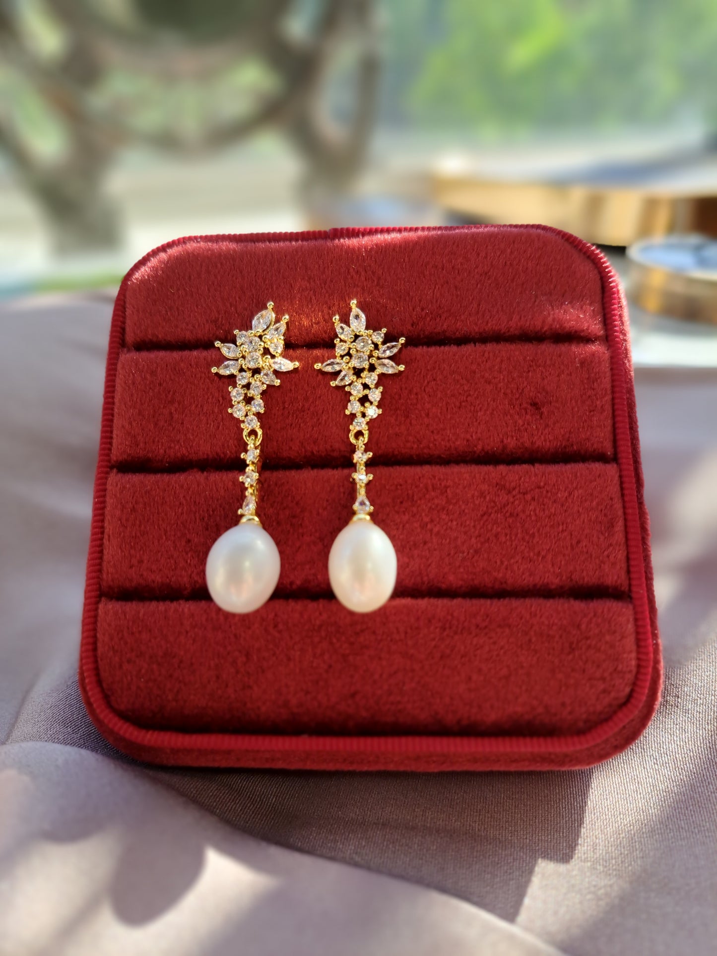 Aros reina largos, plata 925 con enchapado en oro amarillo, perlas de agua dulce y zirconitas.