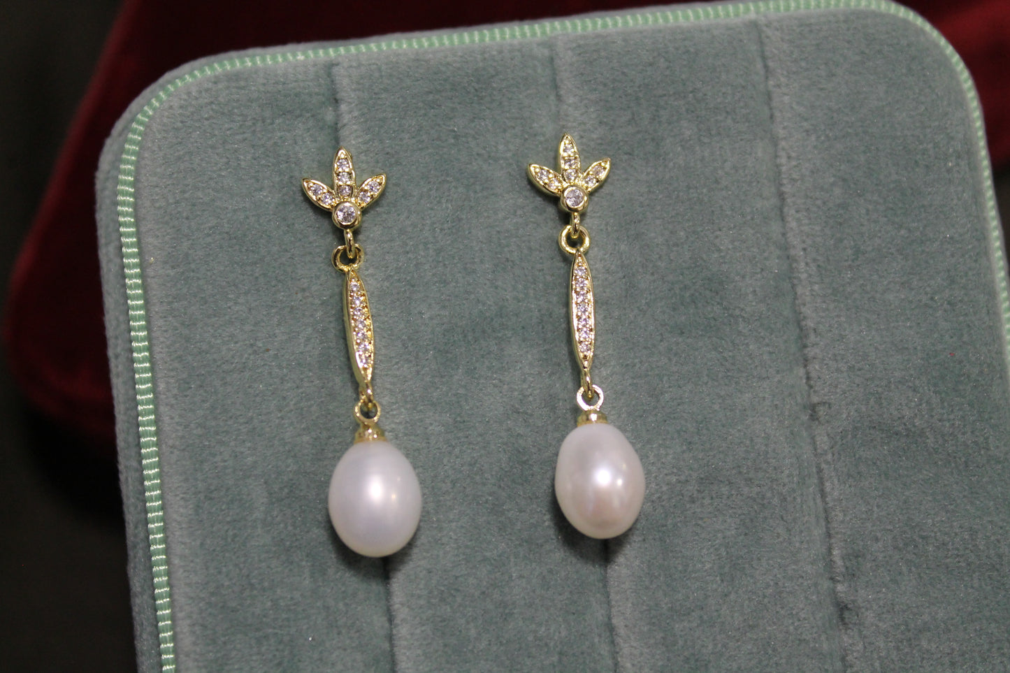 Aros florales colgantes, plata 925 con enchapado en oro, perlas de agua dulce y zirconitas.
